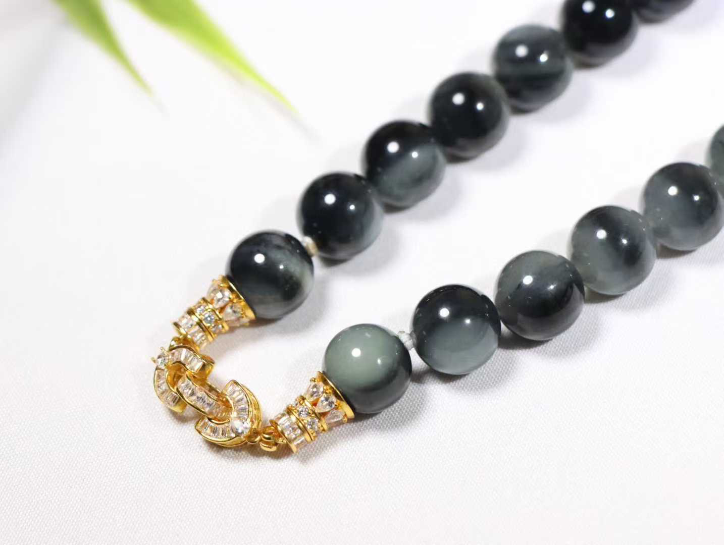 【水墨青花.项链】

新疆和田青花籽料珠圆玉润项链 玉质温润细腻  整串打磨圆润，佩戴舒适。珠珠落玉盘，间关莺语花底滑，一生美好时光，无论身在何处，都有它相伴相守。事事顺遂，幸福美满，吉祥如意。

重160克 尺寸12mm  36823212113O