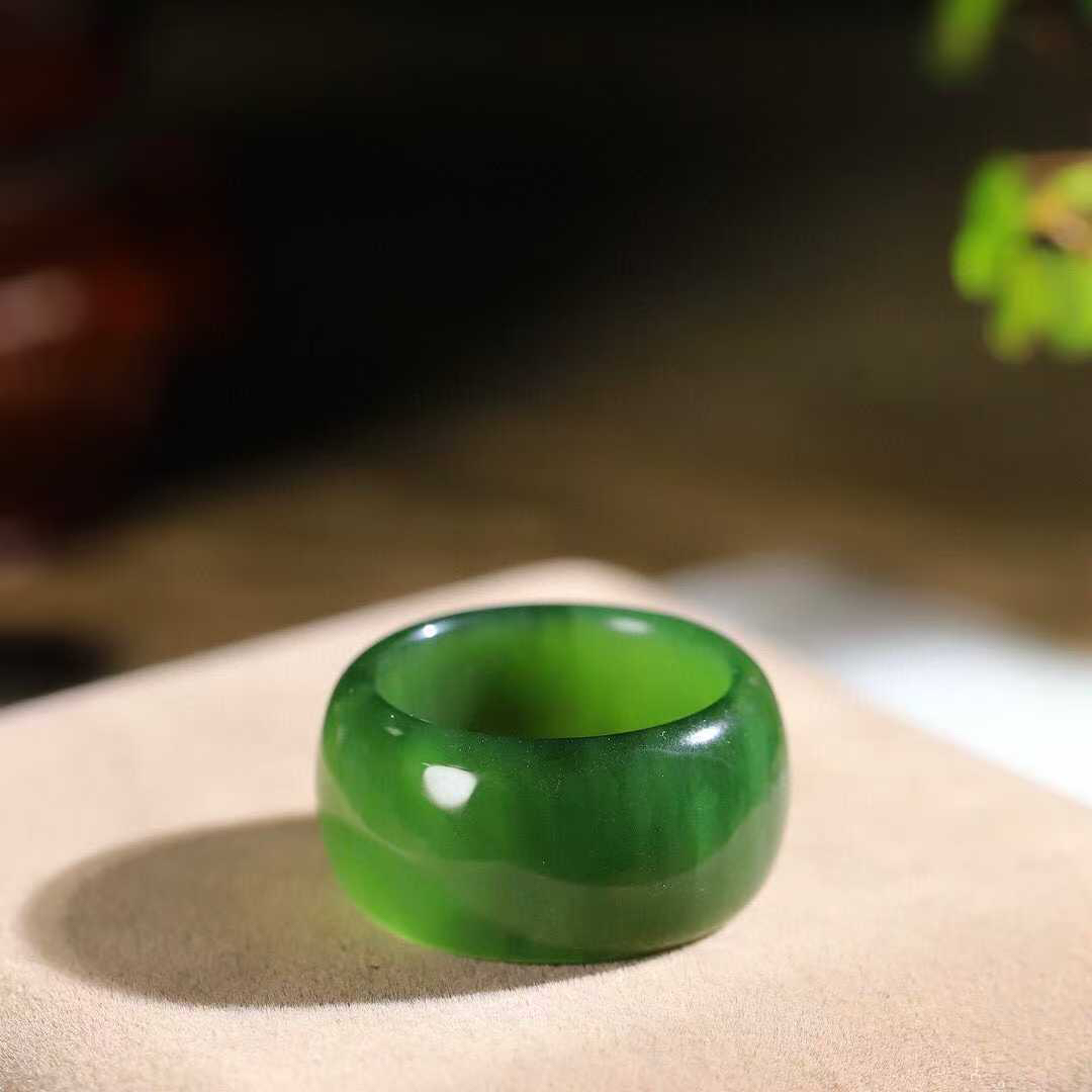 （古韵.扳指）

品质第一 信誉至上️精品和田玉碧玉扳指，玉质温润，油润感十足， 整器古韵生辉。