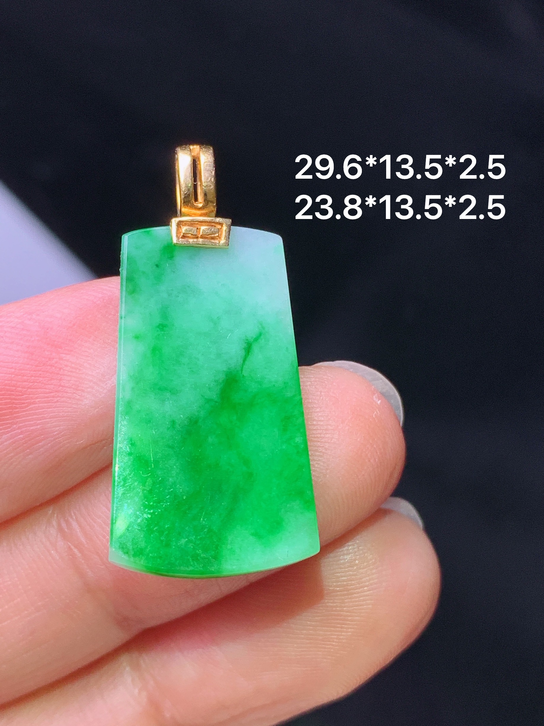 18k金镶嵌翠绿无事牌吊坠 玉质细腻 色泽艳丽清新 水润亮眼 整体尺寸29.6*13.5*2.5z1