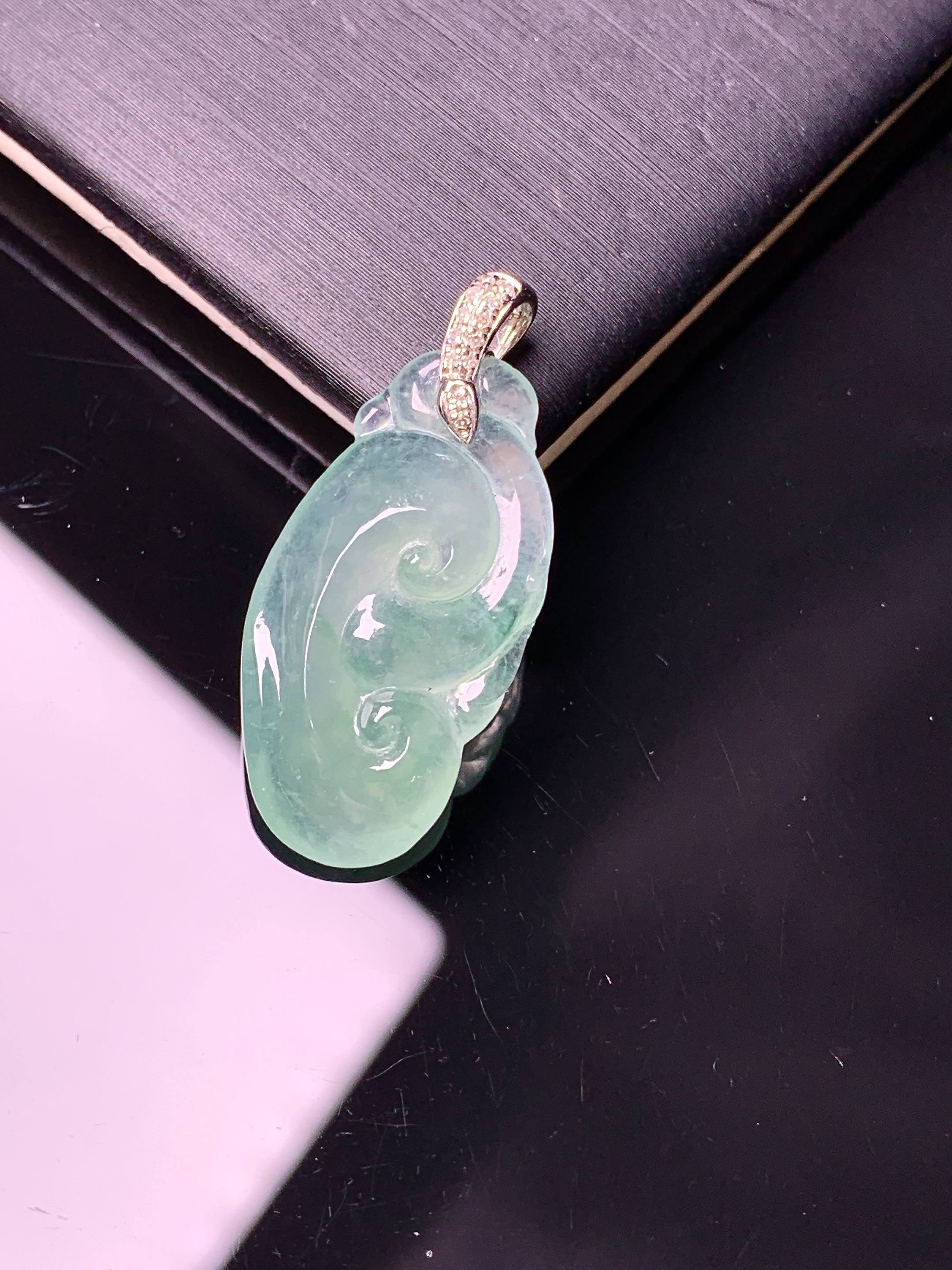 18k金钻镶嵌冰种如意吊坠 玉质细腻 色泽艳丽清新 水润亮眼 整体尺寸28.5*12.8*4.5z1