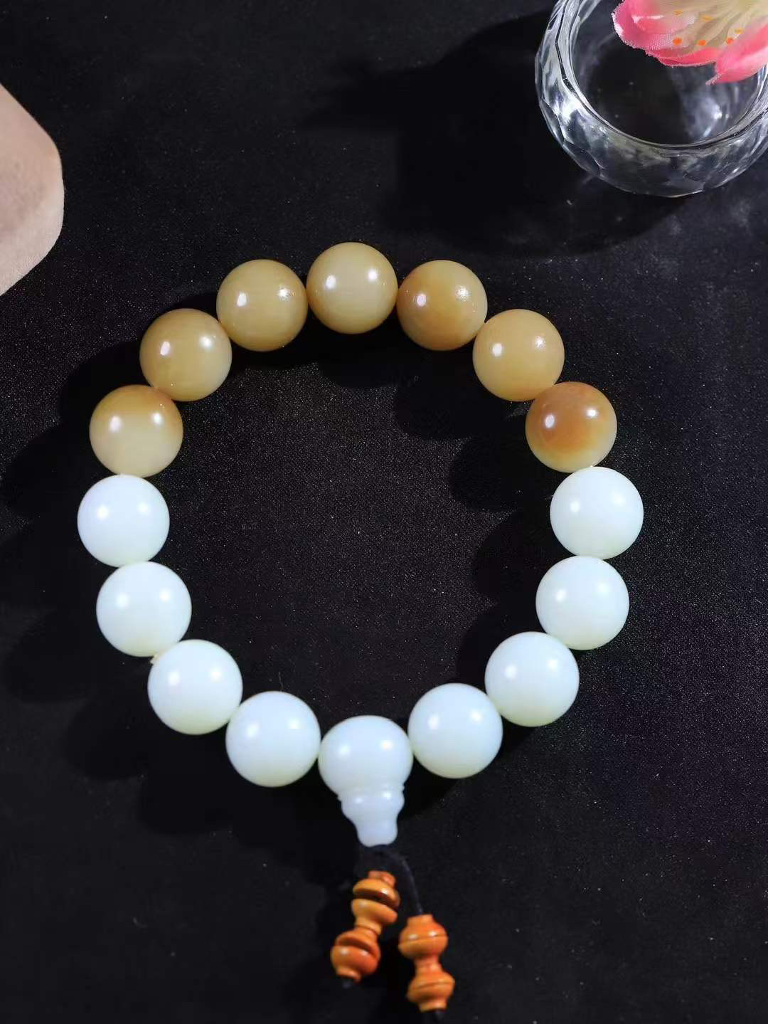 【珠圆玉润.手串】

精品和田玉糖白玉珠圆玉润手串 玉质温润细腻  整串打磨圆润，佩戴舒适。珠珠落玉盘，间关莺语花底滑，一生美好时光，无论身在何处，都有它相伴相守。事事顺遂，幸福美满，吉祥如意。重67.5克 尺寸取一14mm FDL-16301400