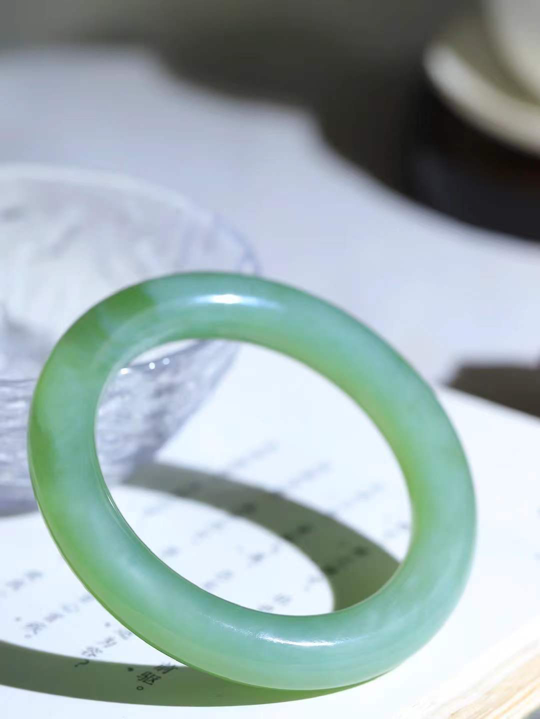 【悠悠芳华.镯】

精品️和田玉碧玉圆条手镯 玉质温润 青葱岁月，尽收腕中，婉转流畅，凝岁月悠长。盈一眸恬淡，挽一抹绿意。重63.5克 内径55mm尺寸11.4-11.4mm56381413T