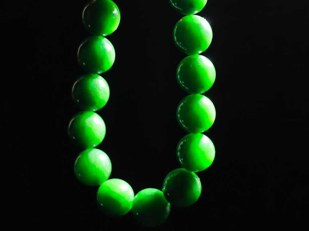 【岁月静好.手串】

  精品和田玉碧玉圆珠手串，精选上等和田玉料，每一颗珠子都散发着温润光泽，宛如岁月沉淀的优雅。佩戴它，感受时光的静谧与从容，彰显不凡品味。重55.2克  尺寸取一12.8mm  45301121O