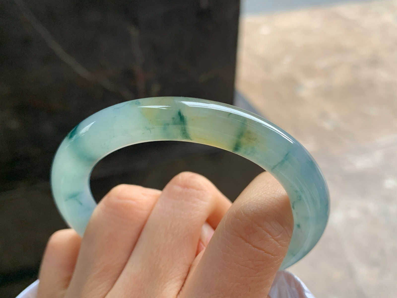 56-10

冰黄飘花圆条手镯^_^水润