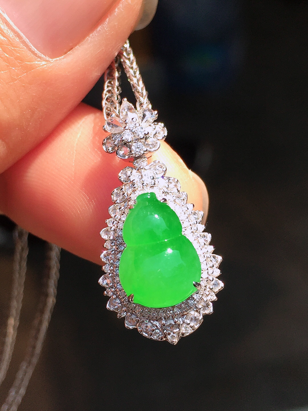 阳绿葫芦吊坠，色泽均匀艳丽，玉质细腻，荧光感超
强，饱满圆润，尽显优雅气质，18k
金豪华镶嵌