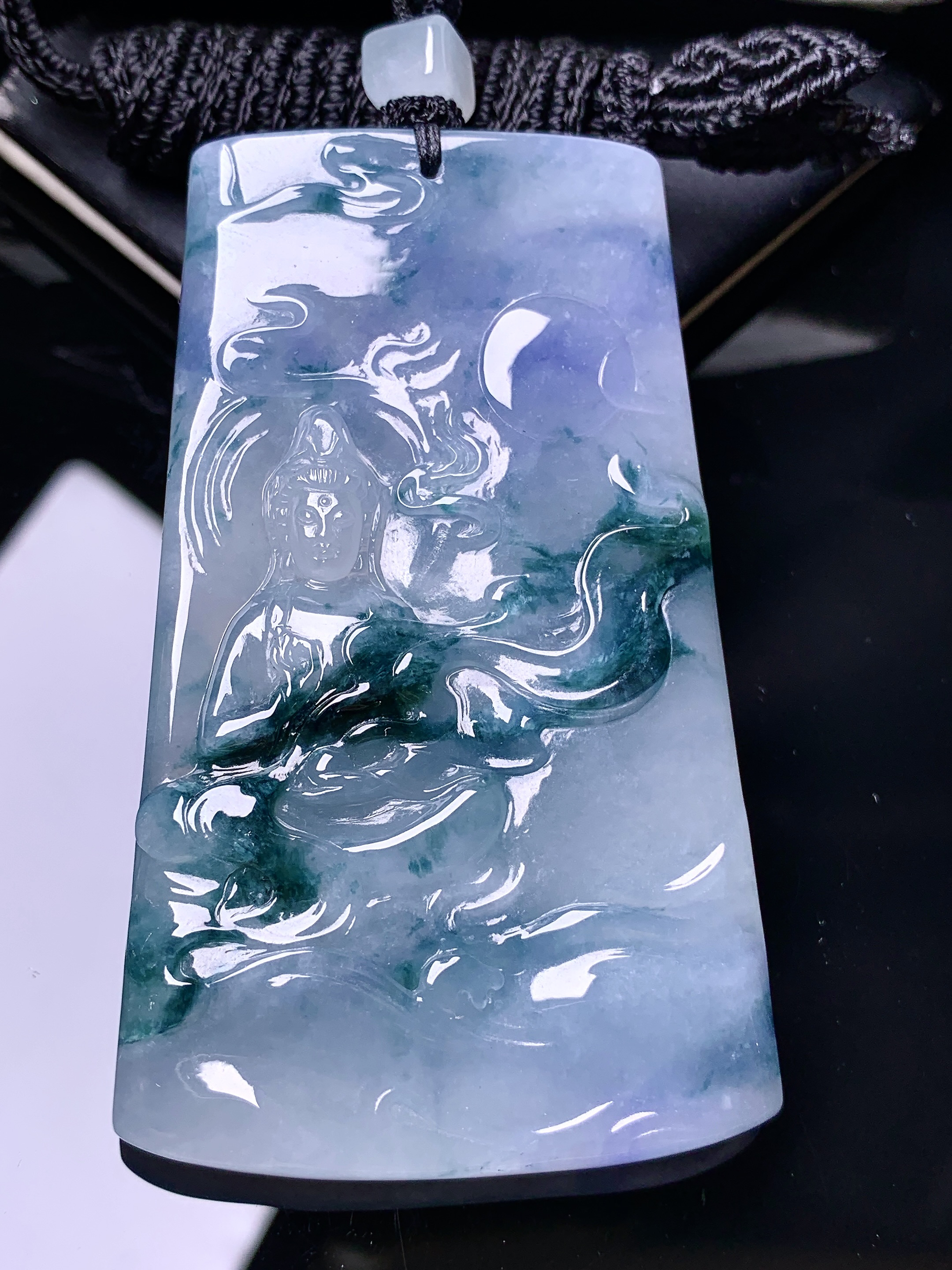 飘绿观音菩萨吊坠 玉质细腻 色泽艳丽清新 水润亮眼 整体尺寸67*39.8*5.6L1