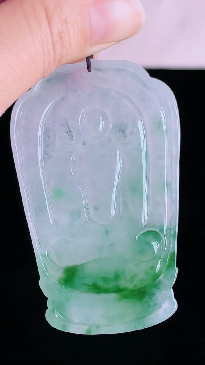 【翡翠名称】老坑种冰飘花度母翡翠挂件
【翡翠尺寸】64.4/40/5.7mm
【翡翠描述】宝贝种老水足，玉质细腻，色泽靓丽，性价比高，佩戴效果好！
【其它赠送】权威证书/精美挂绳盒子/支持全国复检