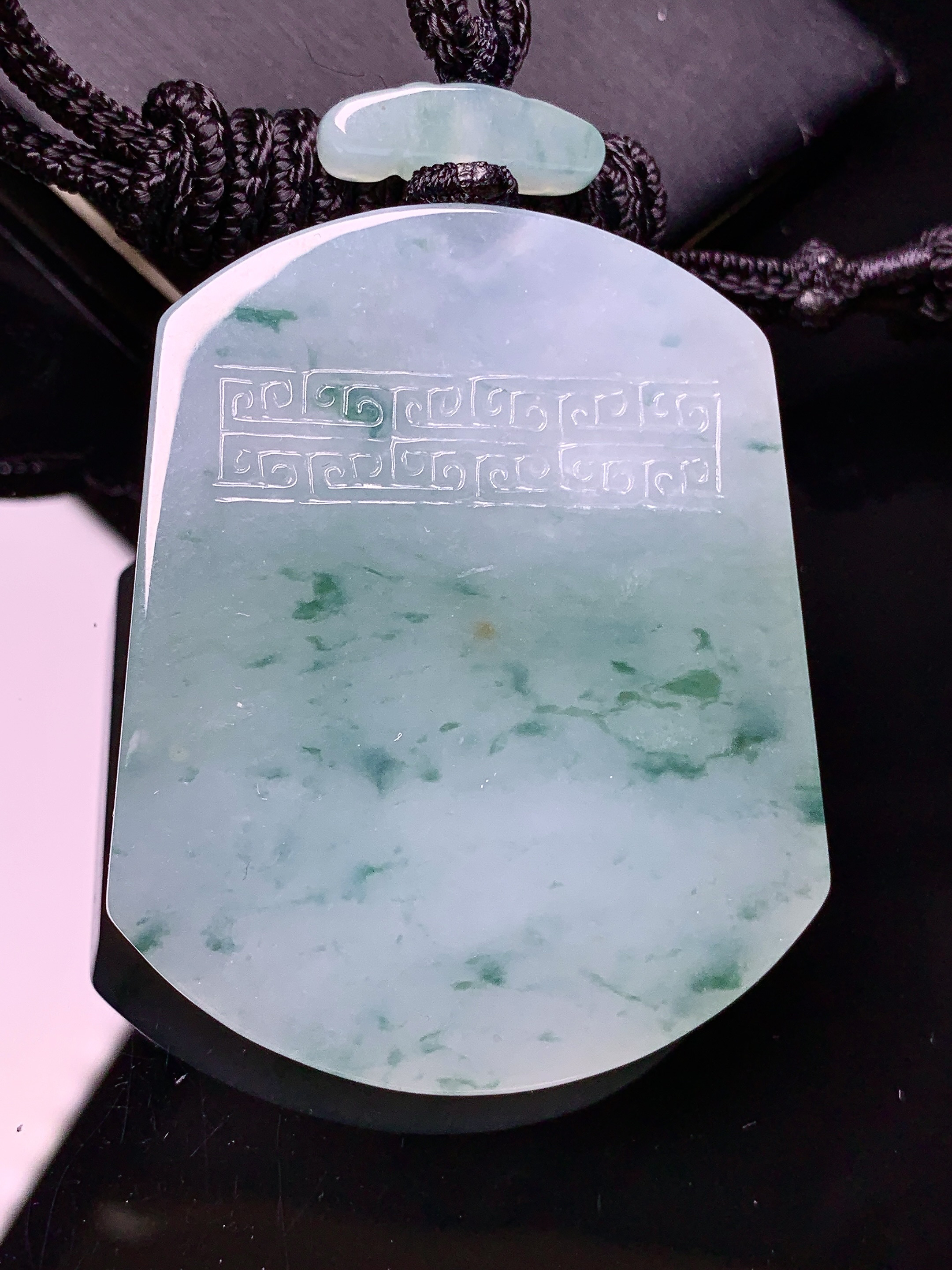 飘绿无事牌吊坠 玉质细腻 色泽艳丽清新 水润亮眼 整体尺寸51.5*41.7*5.6L1