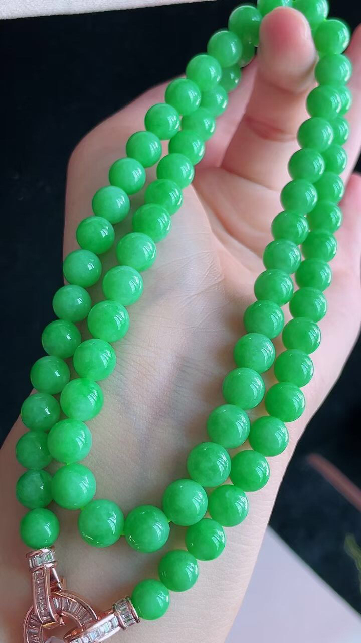 【翡翠名称】老坑种冰阳绿圆珠翡翠珠链项链
【翡翠尺寸】珠子平均尺寸7.6mm共72颗
【翡翠描述】宝