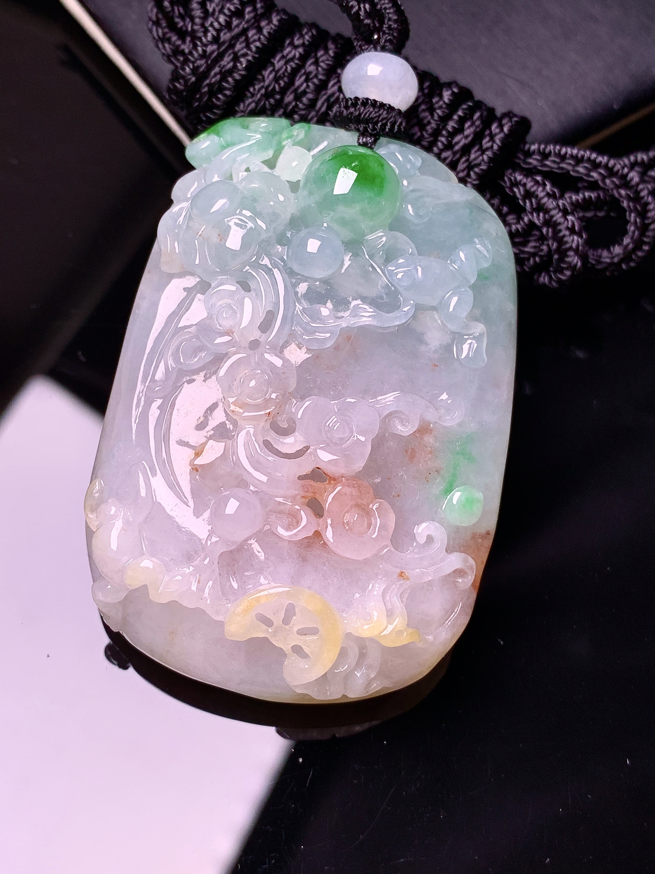 飘黄绿花开富贵牌吊坠 玉质细腻 色泽艳丽清新 水润亮眼 整体尺寸50.5*34.7*12.8w1