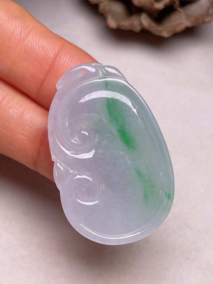 冰糯种飘绿【如意】吊坠，种水好，玉质细腻 ，卖相好.