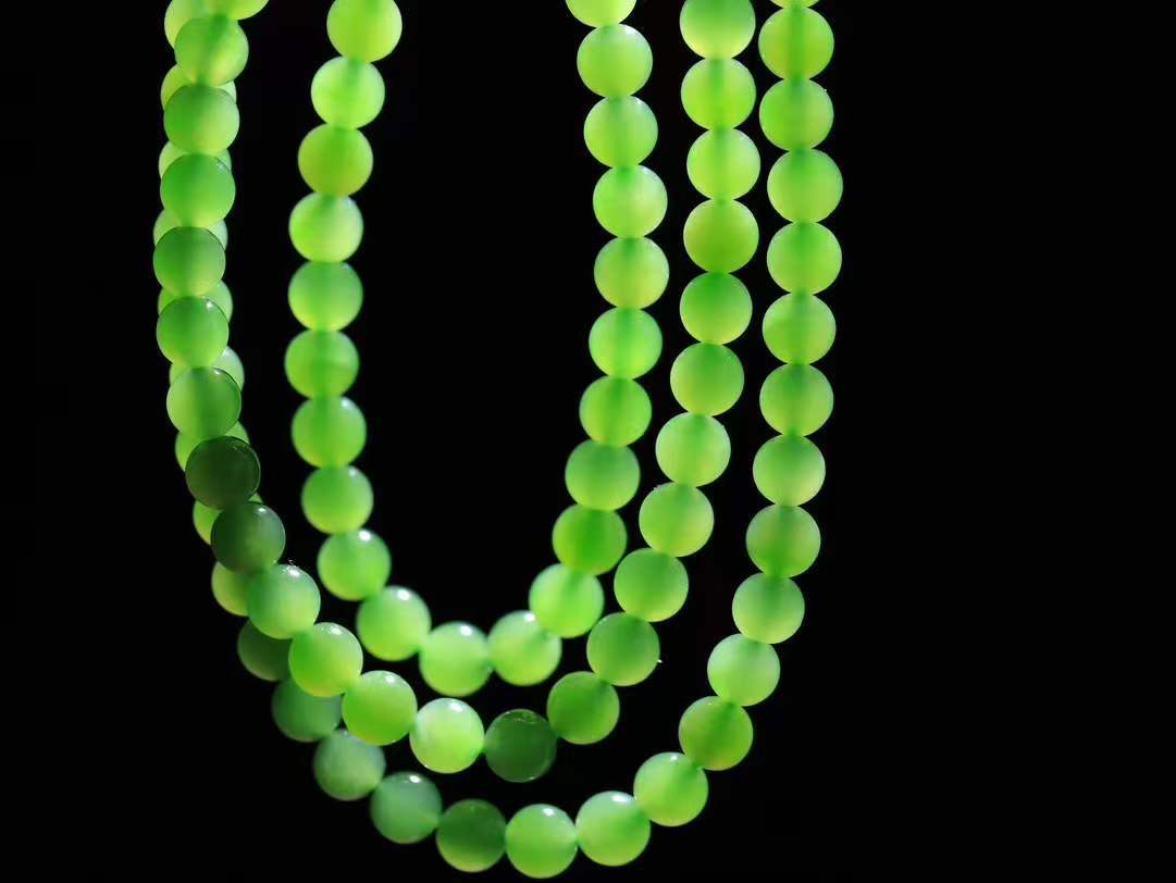 【珠圆玉润.项链】

精品和田玉碧玉珠圆玉润项链 玉质细腻油润 饱满光滑 质朴无华，悠远简单，人心境界远，百世修炼深，心灵常驻善意持，觉悟人生百世修。重38.5克 尺寸取一6mm  FDL-22351422