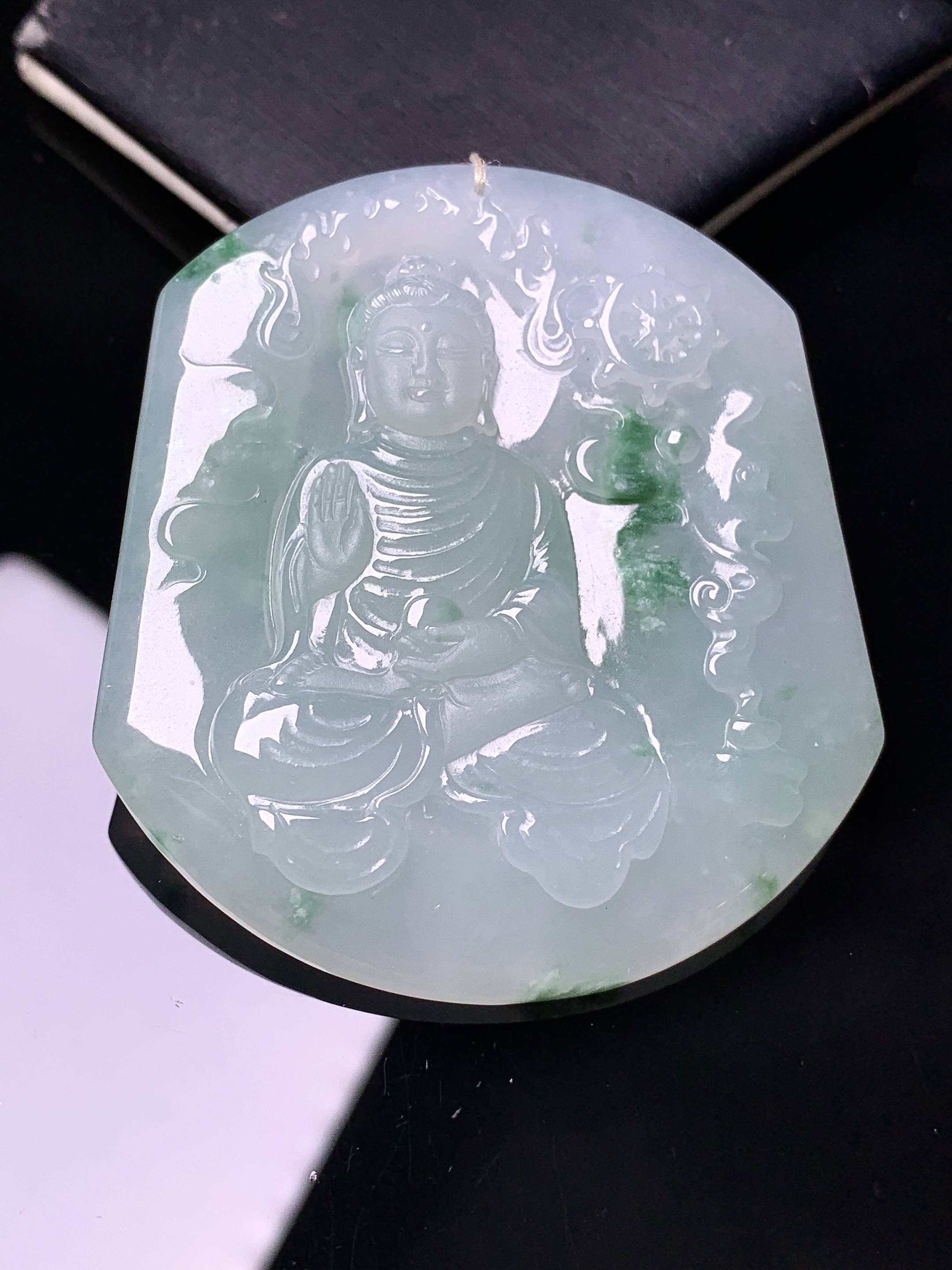 飘绿观音菩萨吊坠 玉质细腻 色泽艳丽清新 水润亮眼 整体尺寸55.8*50.6*6.6