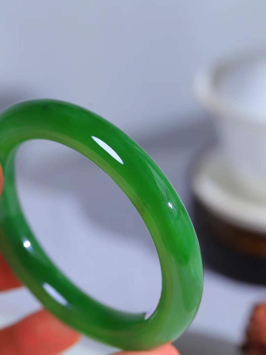 （碧色荡漾.手镯）

收藏级臻品️和田玉碧玉猫眼圆条手镯，灼灼其华想像靓妆淡伫 ，腕间绿意跳脱冰壶莹，坐间静对，姑射仙姿潇洒处，艳冶最奇料子油润滋腻镯型饱满，手感上佳。重72.5克   内径59mm尺寸11.8-11.5mm  24371413T