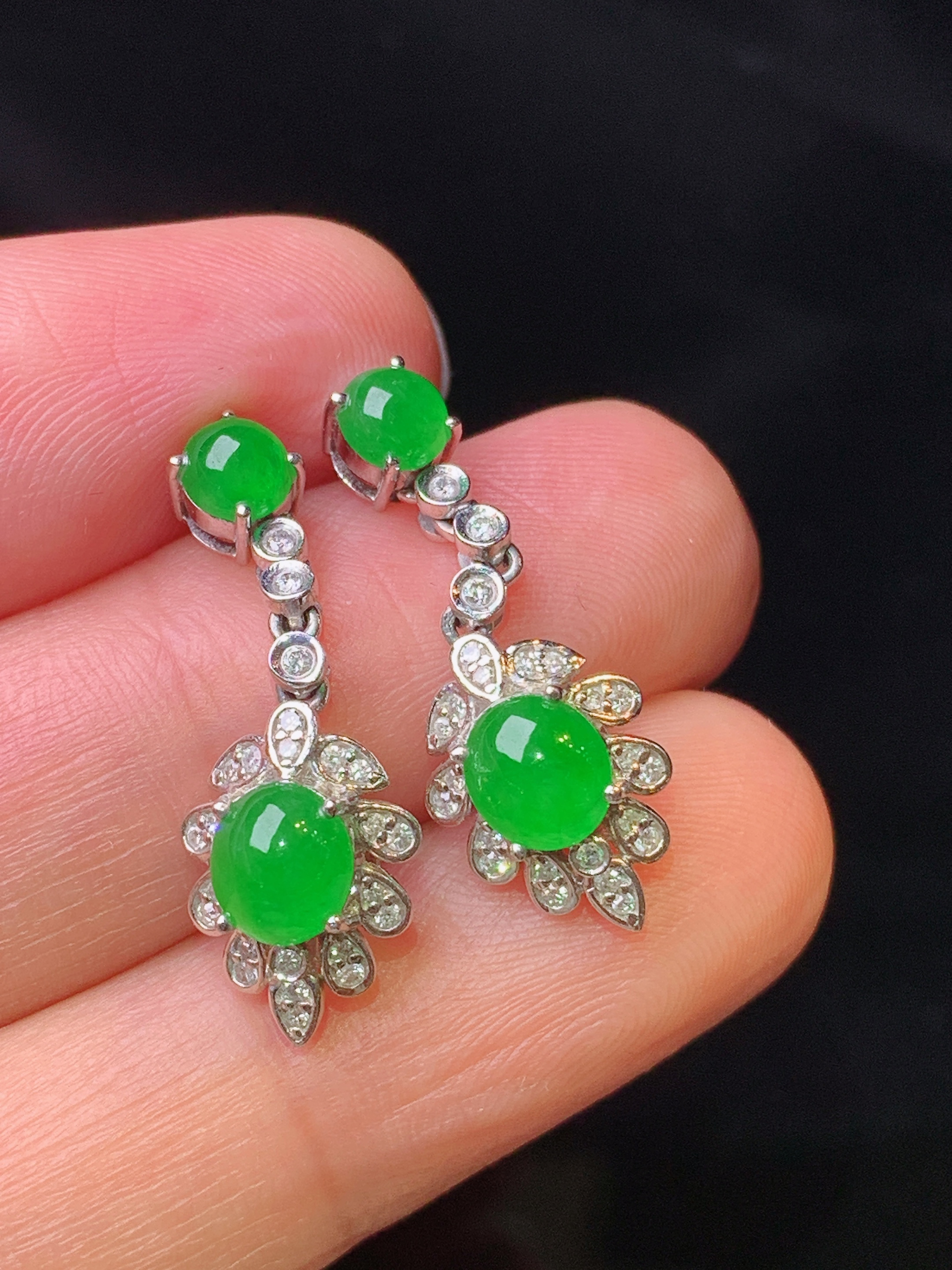 18k金钻镶嵌满绿蛋面耳坠 玉质细腻 色泽艳丽清新 水润亮眼 整体尺寸25.3*8.8*6L2