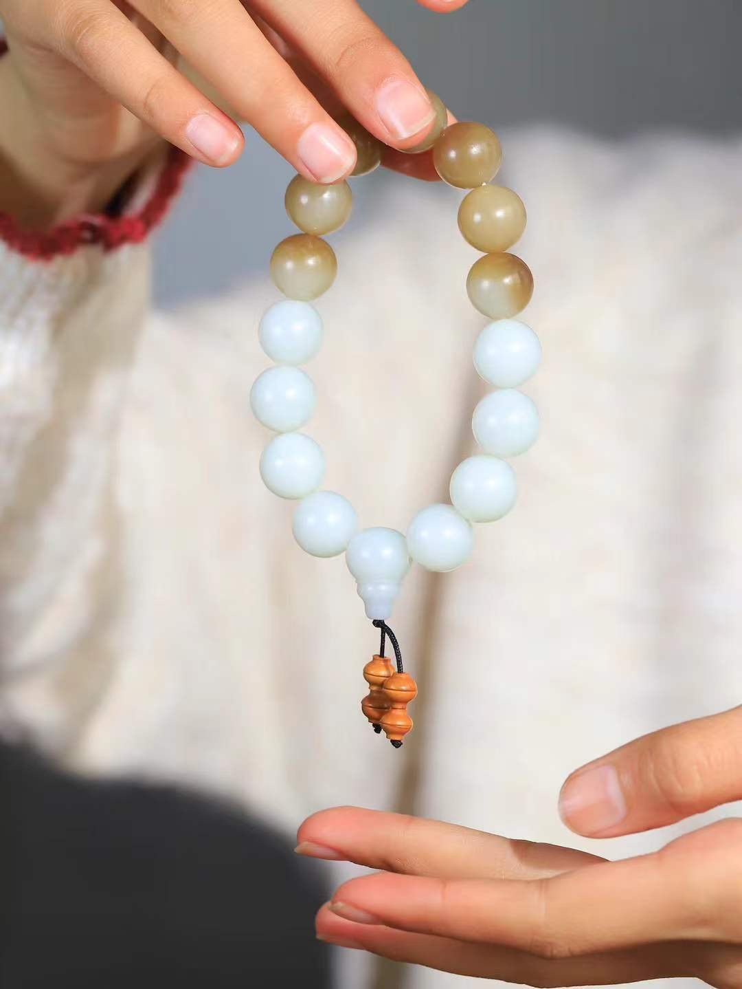 【珠圆玉润.手串】

精品和田玉糖白玉珠圆玉润手串 玉质温润细腻  整串打磨圆润，佩戴舒适。珠珠落玉