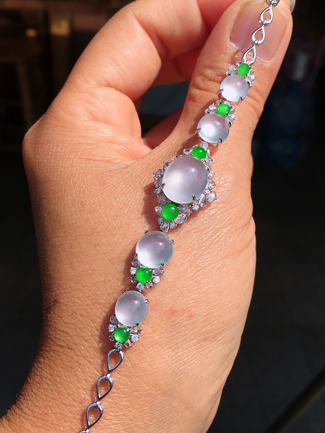 冰种蛋面手链，玉质细腻，荧光感超
强，饱满圆润，尽显优雅气质，18k
金豪华镶嵌