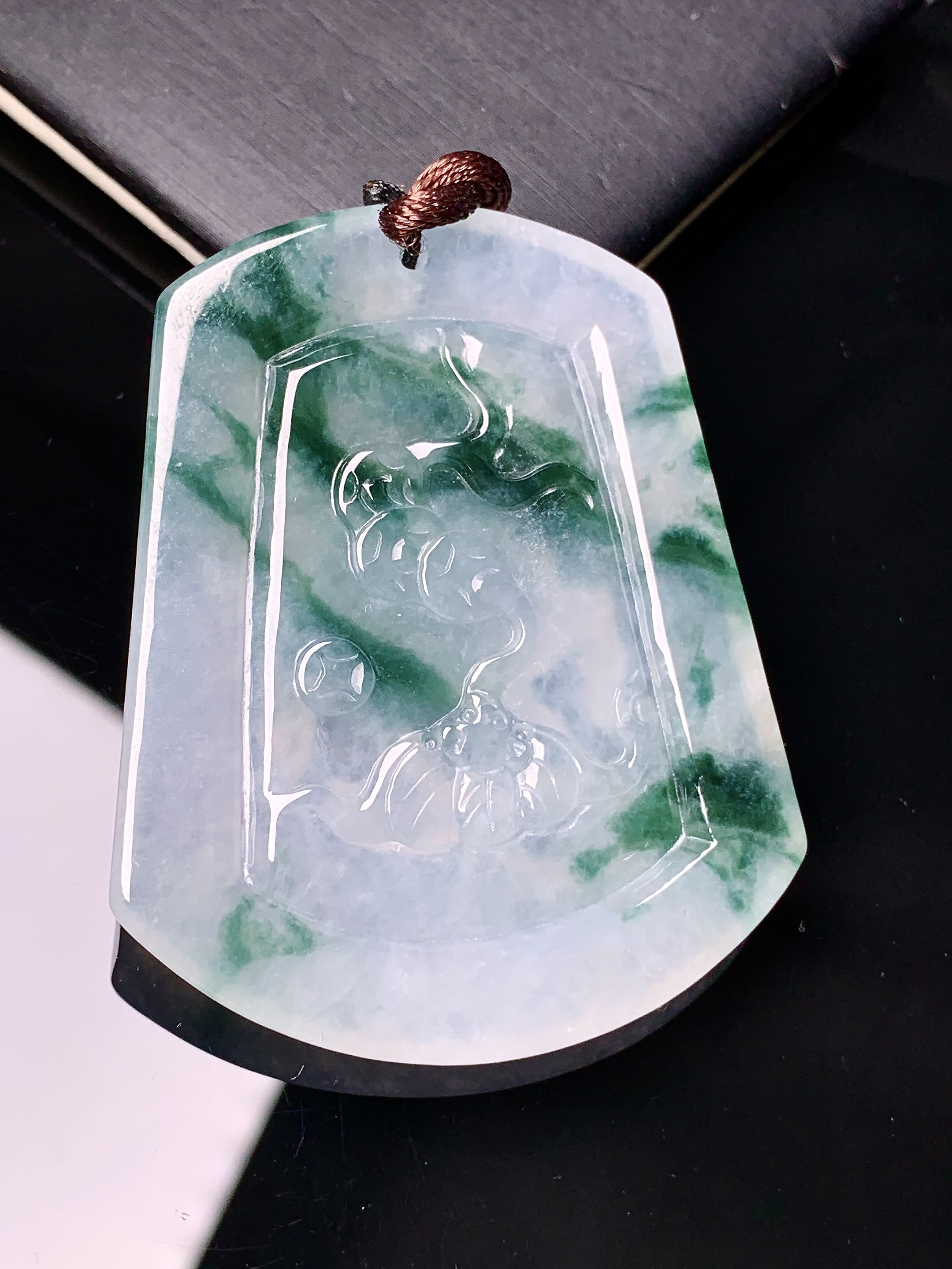 飘绿生肖羊牌吊坠 玉质细腻 色泽艳丽清新 水润亮眼 整体尺寸52.8*42*6.2b2