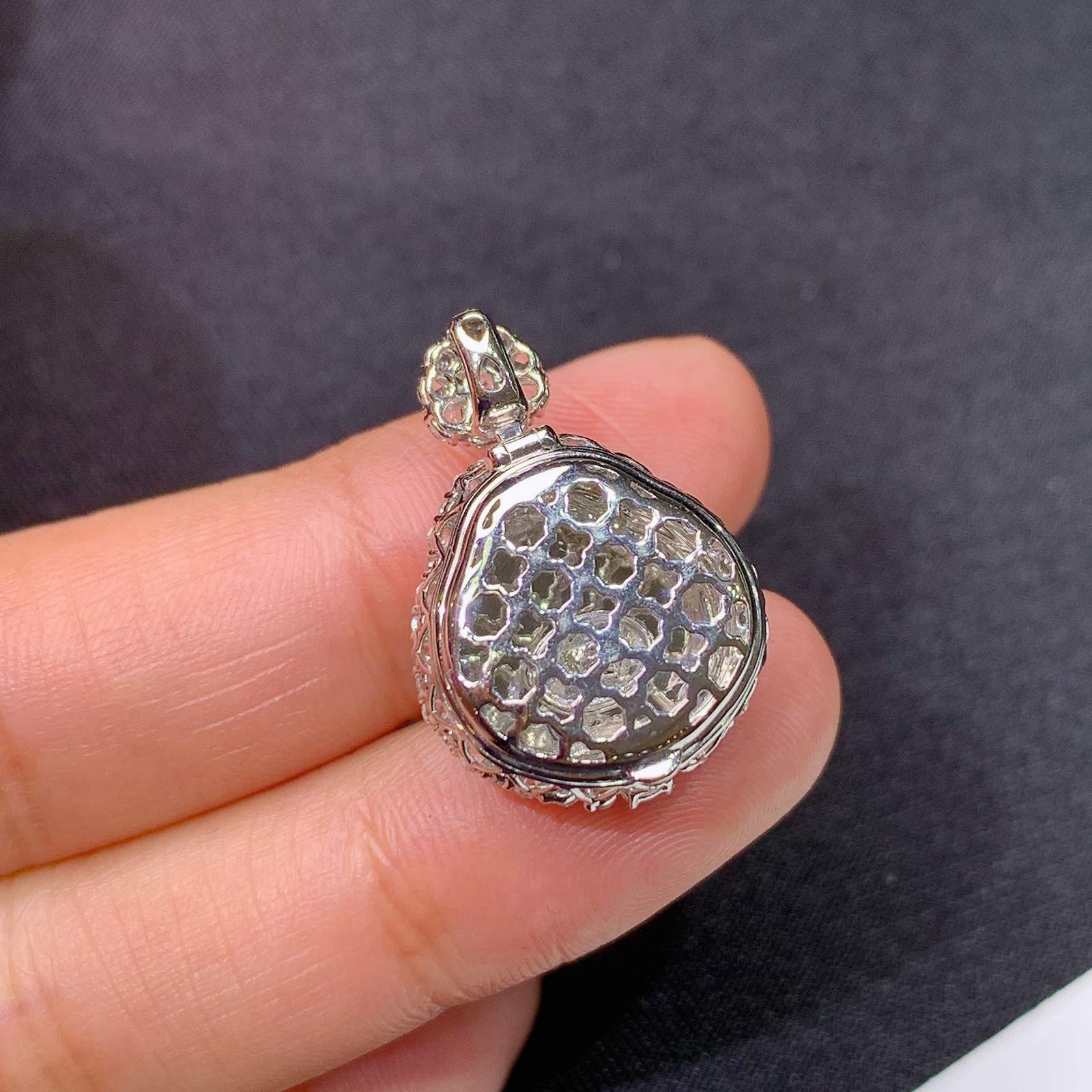 冰飘绿舒佛吊坠，18k金镶嵌，冰润色阳，品相好，种水足，Ald 尺寸23.7*16.1*10.3