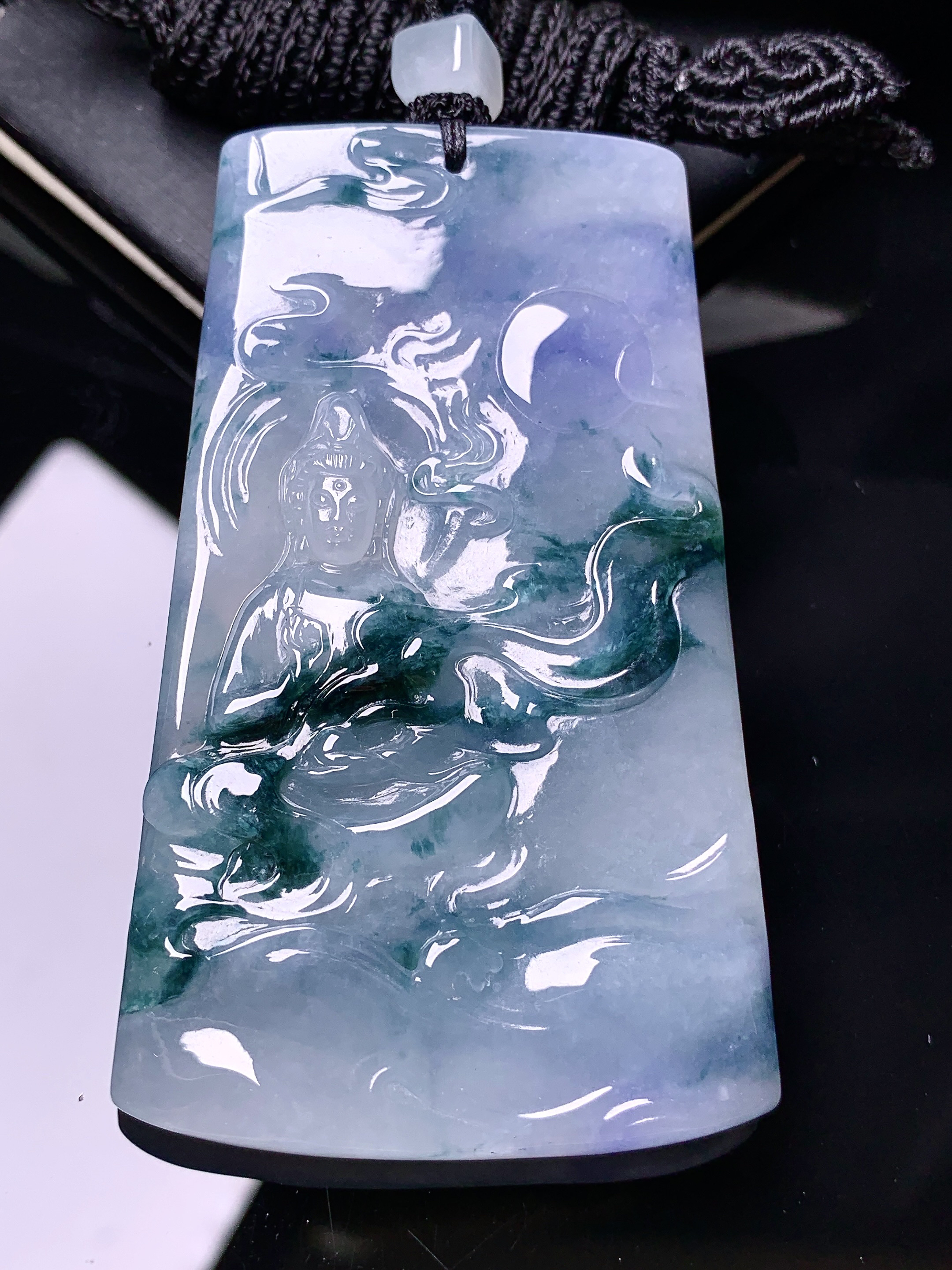 飘绿观音菩萨吊坠 玉质细腻 色泽艳丽清新 水润亮眼 整体尺寸67*39.8*5.6L1