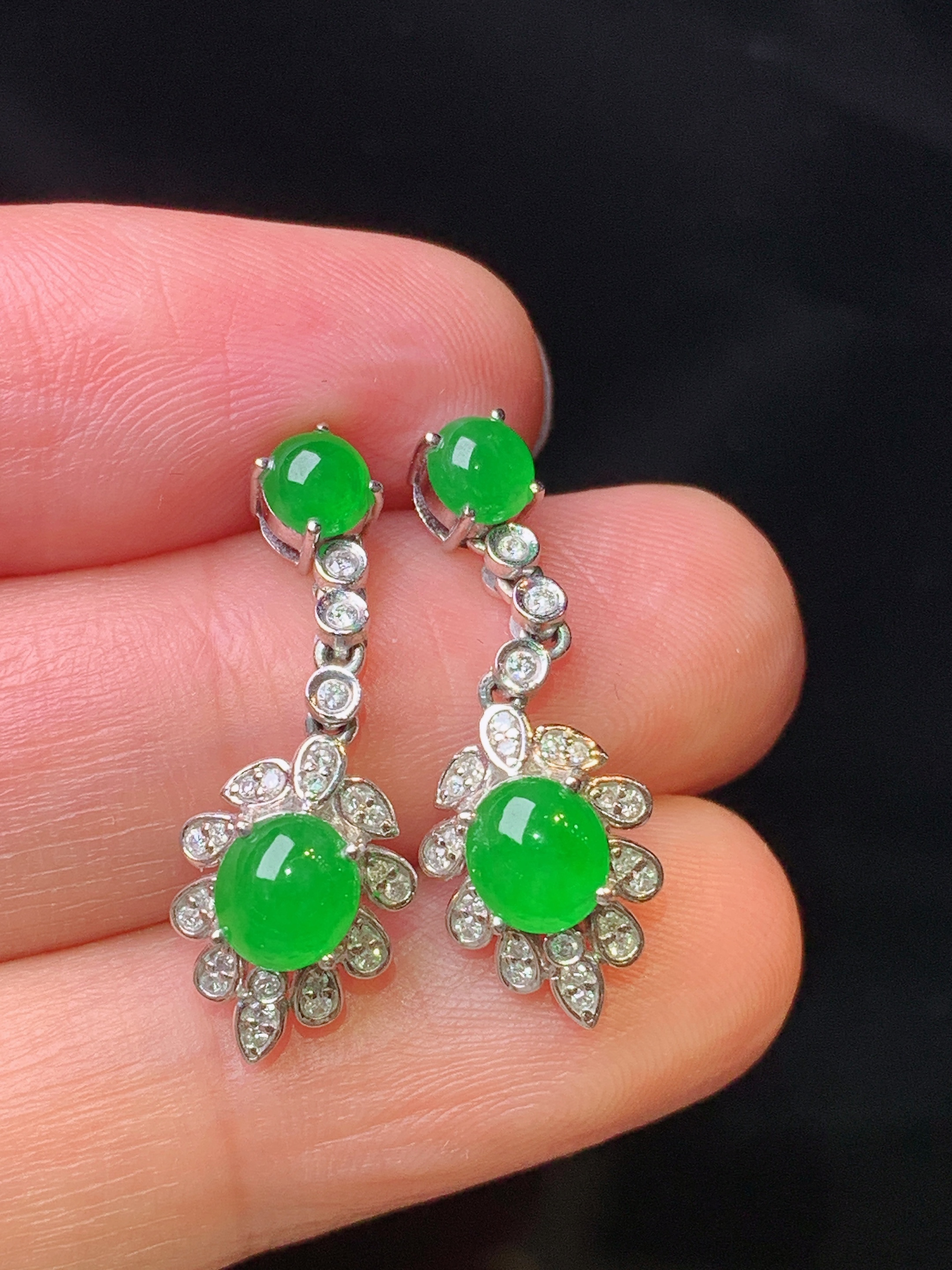 18k金钻镶嵌满绿蛋面耳坠 玉质细腻 色泽艳丽清新 水润亮眼 整体尺寸25.3*8.8*6L2