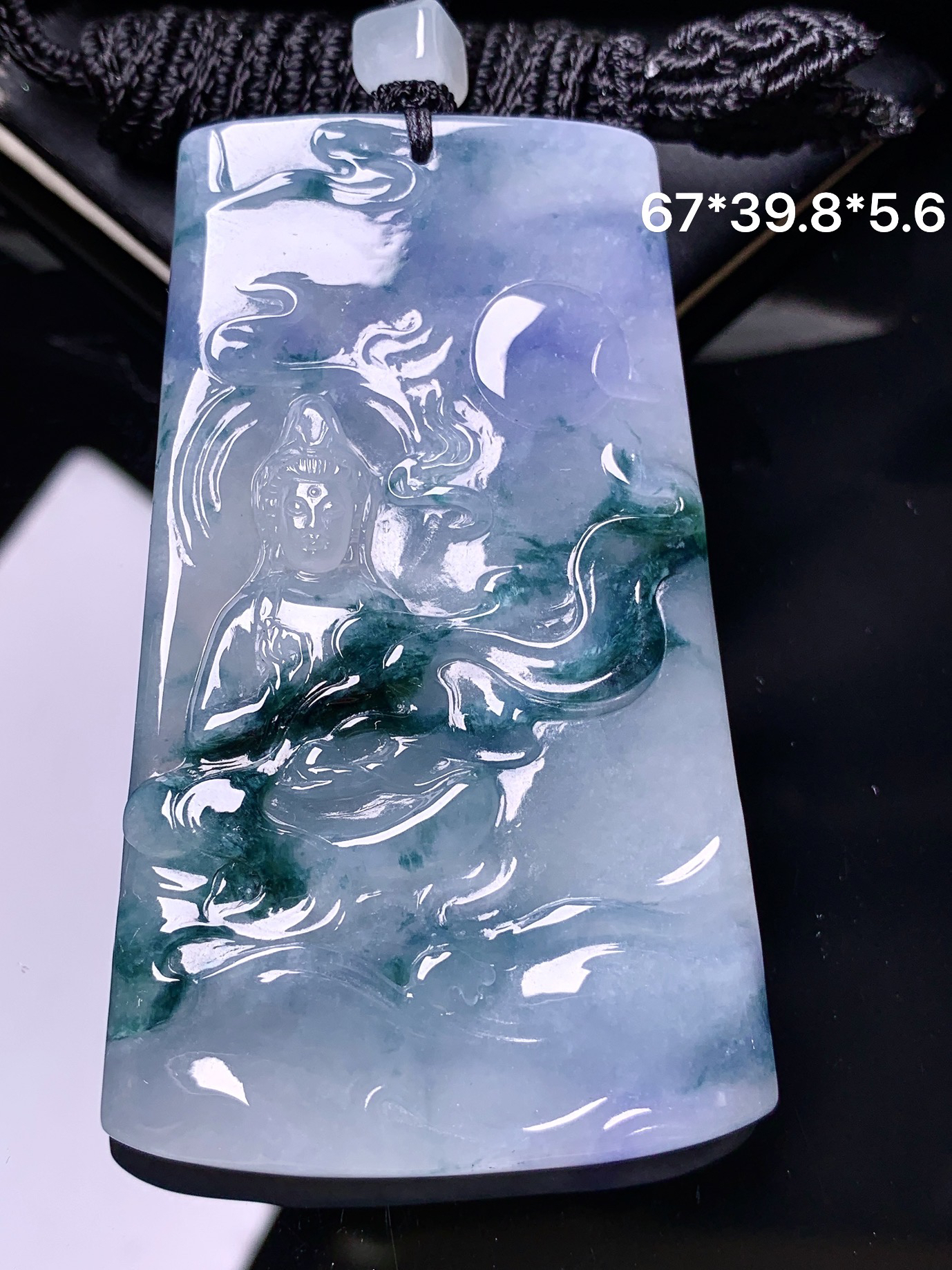 飘绿观音菩萨吊坠 玉质细腻 色泽艳丽清新 水润亮眼 整体尺寸67*39.8*5.6L1