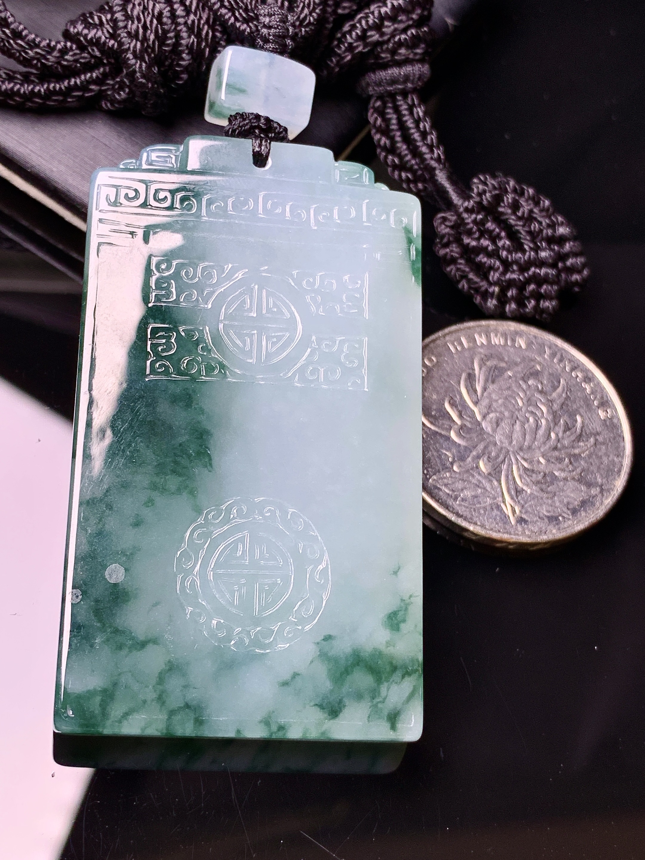 飘绿无事牌吊坠 玉质细腻 色泽艳丽清新 水润亮眼 整体尺寸54.3*30.7*5.8L1