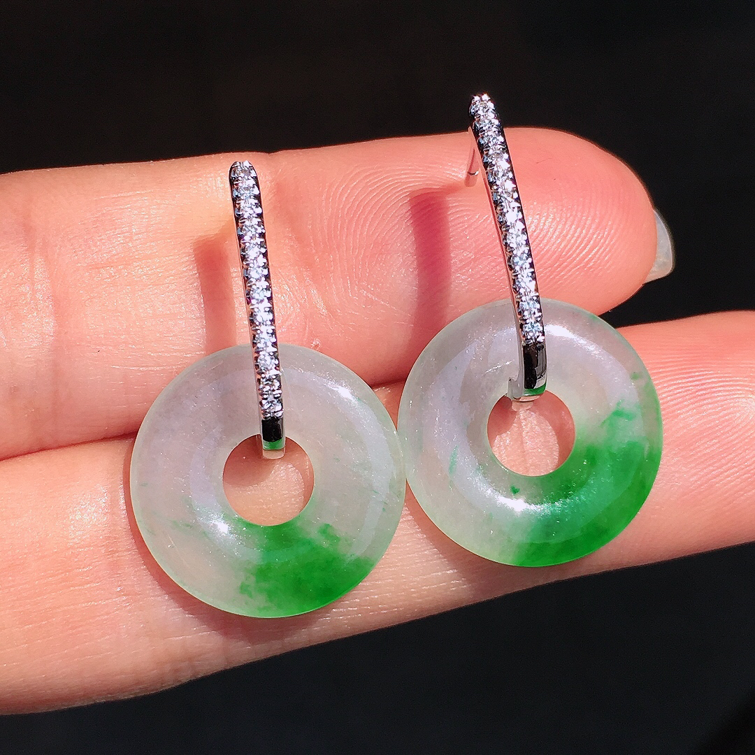 飘绿平安扣耳坠，色泽艳丽，玉质细腻，荧光感超
强，饱满圆润，尽显优雅气质，18k
金豪华镶嵌