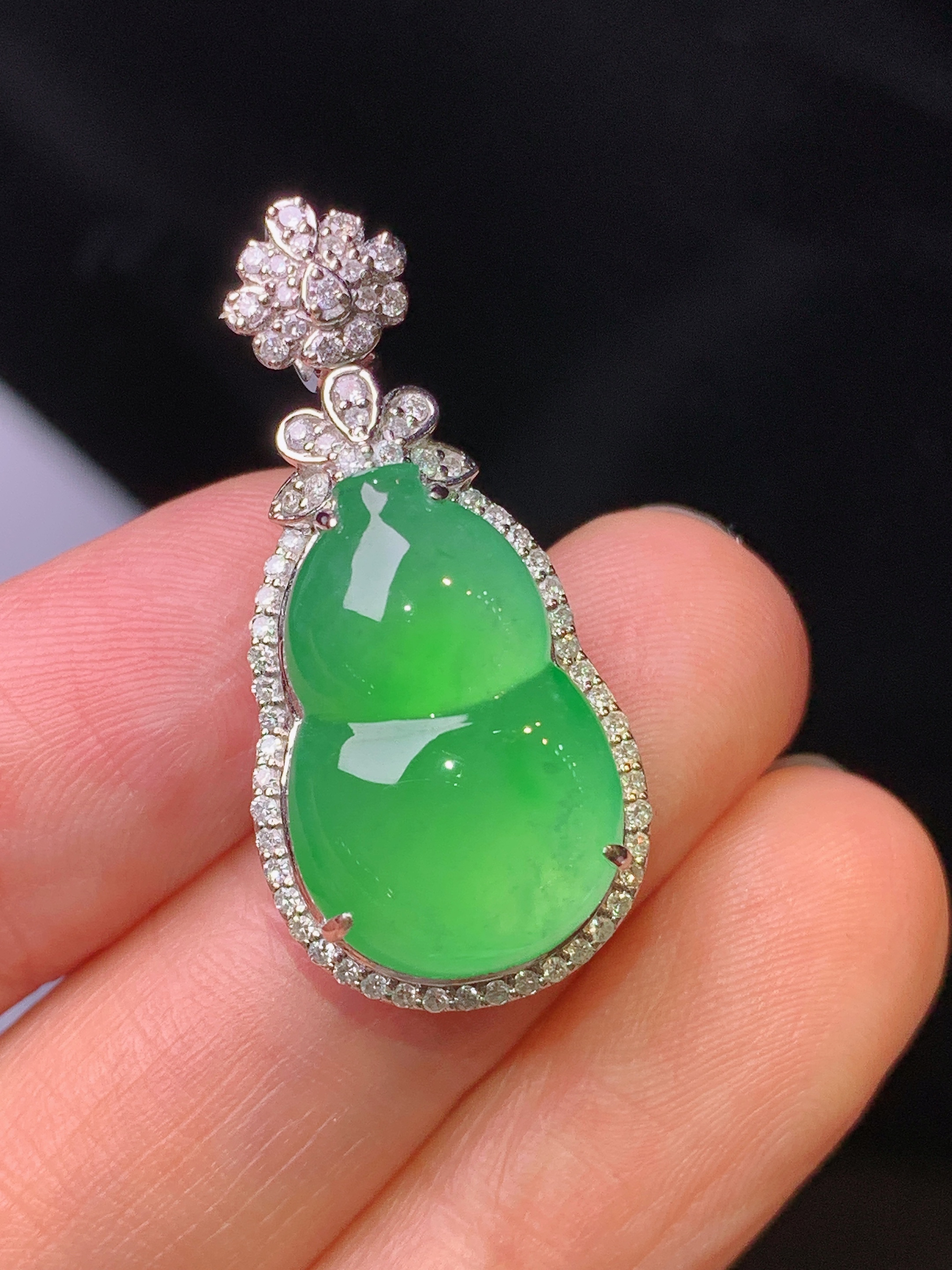 18k金钻镶嵌翠绿葫芦吊坠 玉质细腻 色泽艳丽清新 水润亮眼 整体尺寸30.5*14.2*9.5L2