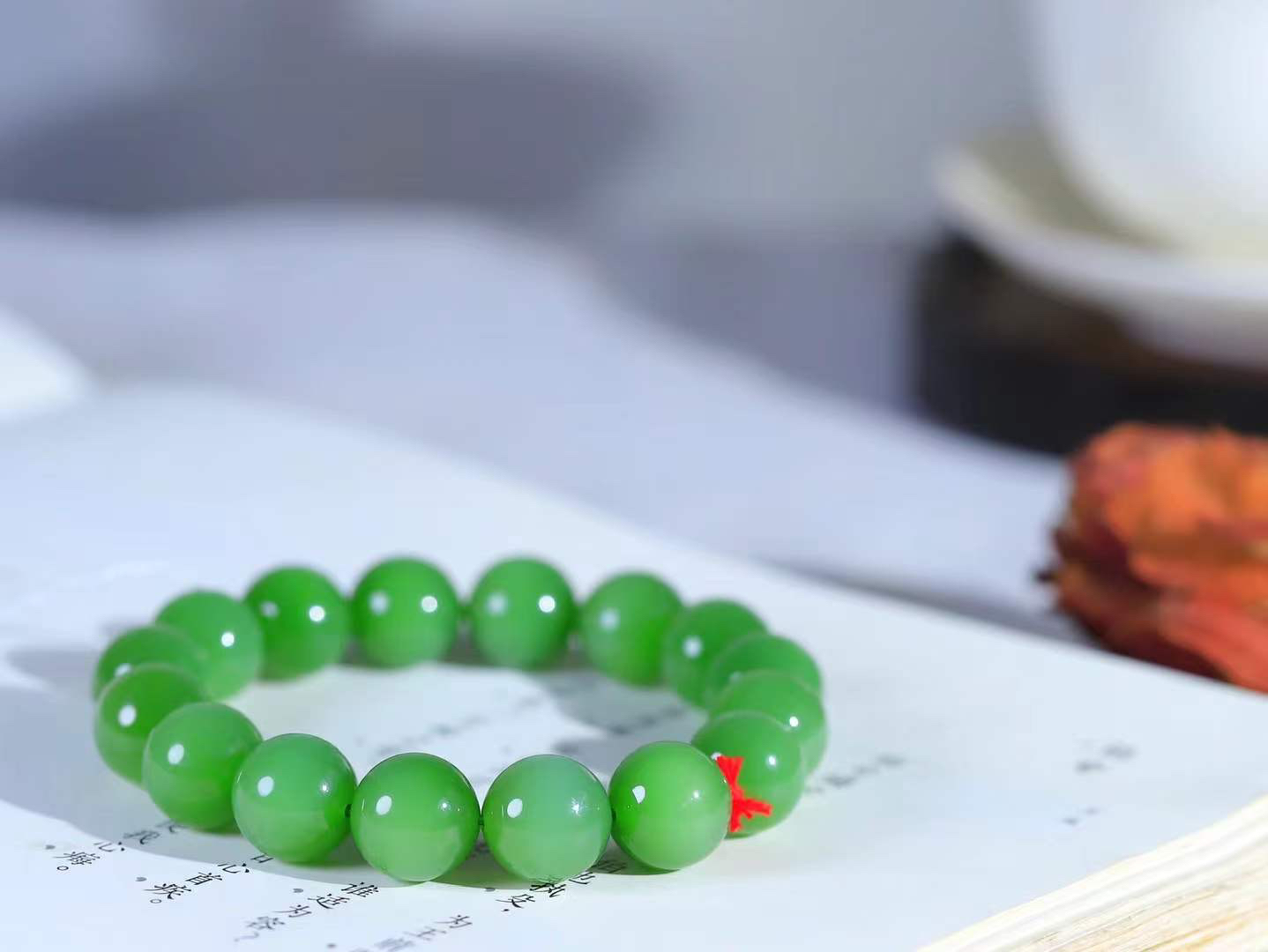 【珠圆玉润.手串】

精品和田玉碧玉猫眼珠圆玉润手串 玉质温润细腻  整串打磨圆润，佩戴舒适。珠珠落