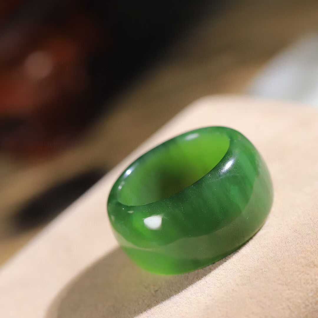 （古韵.扳指）

品质第一 信誉至上️精品和田玉碧玉扳指，玉质温润，油润感十足， 整器古韵生辉。