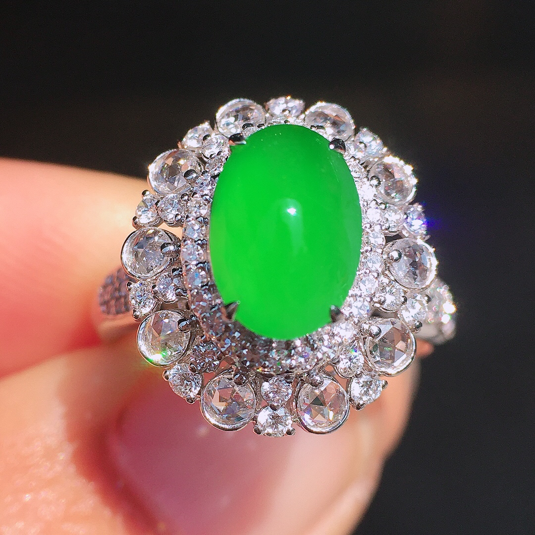 阳绿蛋面戒指，色泽均匀艳丽，玉质细腻，荧光感超
强，饱满圆润，尽显优雅气质，18k
金豪华镶嵌