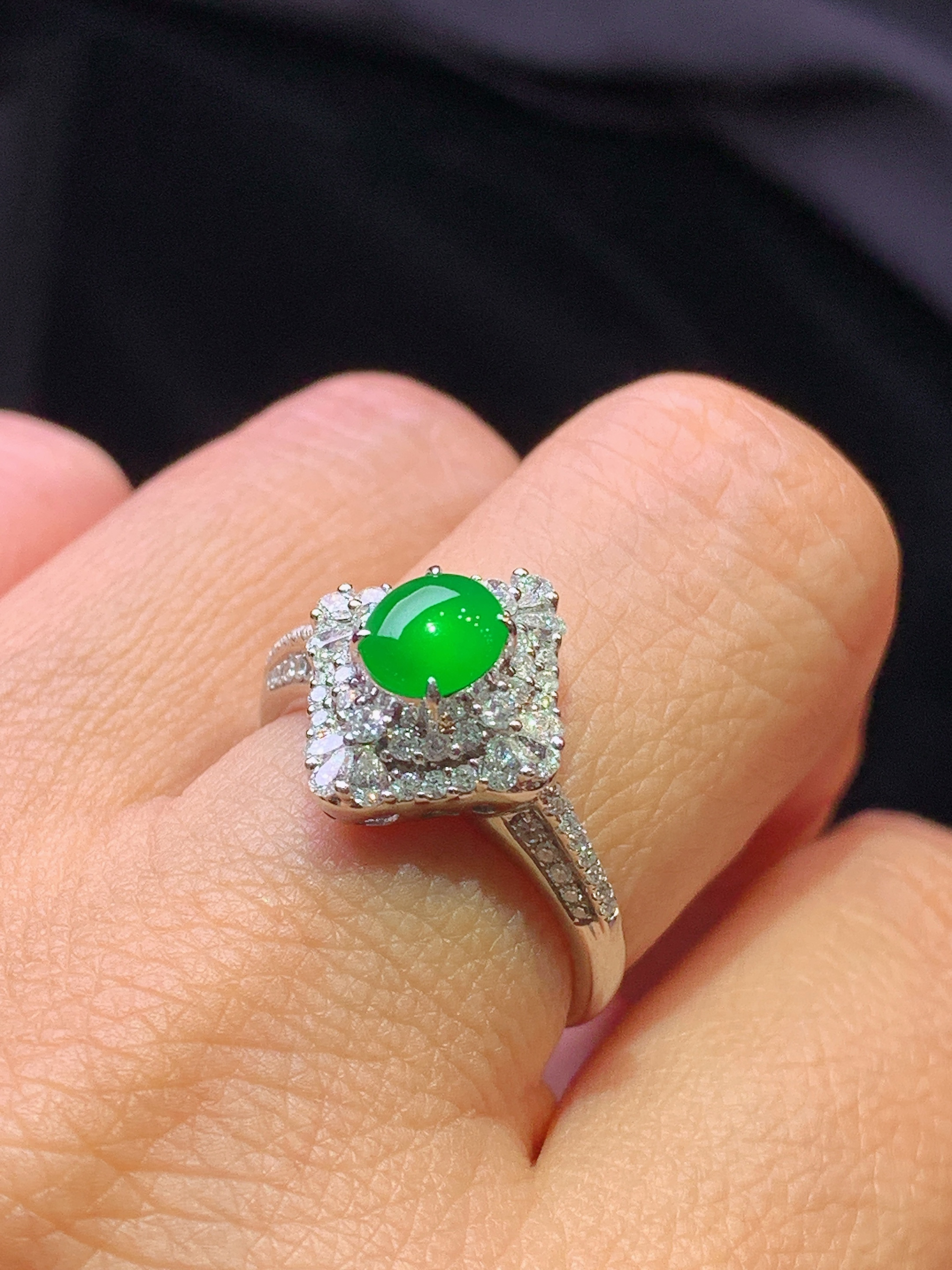 18k金钻镶嵌满绿蛋面戒指 玉质细腻 色泽艳丽清新 水润亮眼 圈口13 整体尺寸13.5*12.3*8.8z1