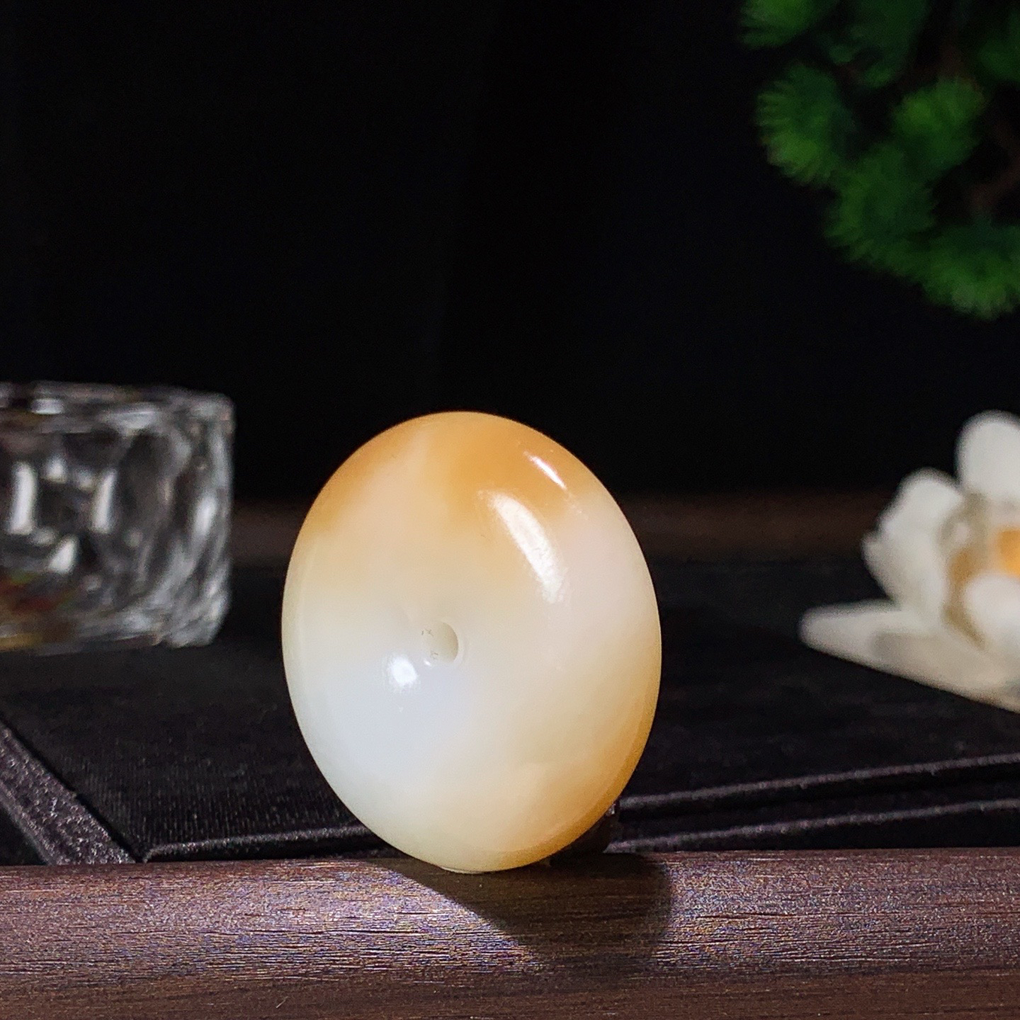 新疆和田玉且末糖平安扣挂件。尺寸30/8重14克。玉质细腻油润。手推出油。佩戴高端典雅。lt260313