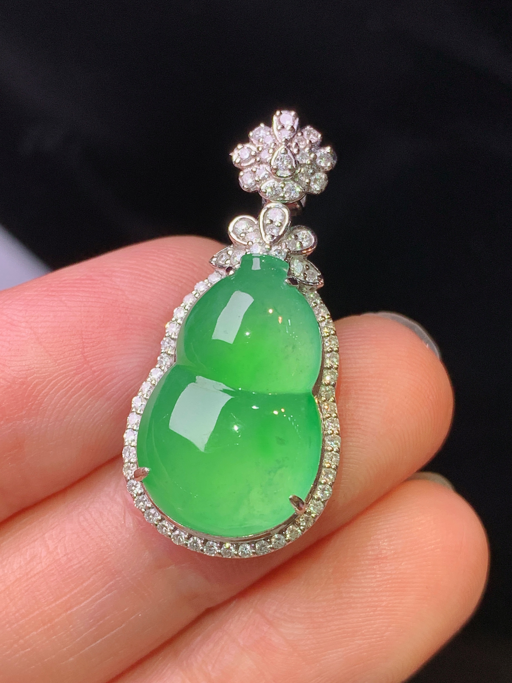 18k金钻镶嵌翠绿葫芦吊坠 玉质细腻 色泽艳丽清新 水润亮眼 整体尺寸30.5*14.2*9.5L2