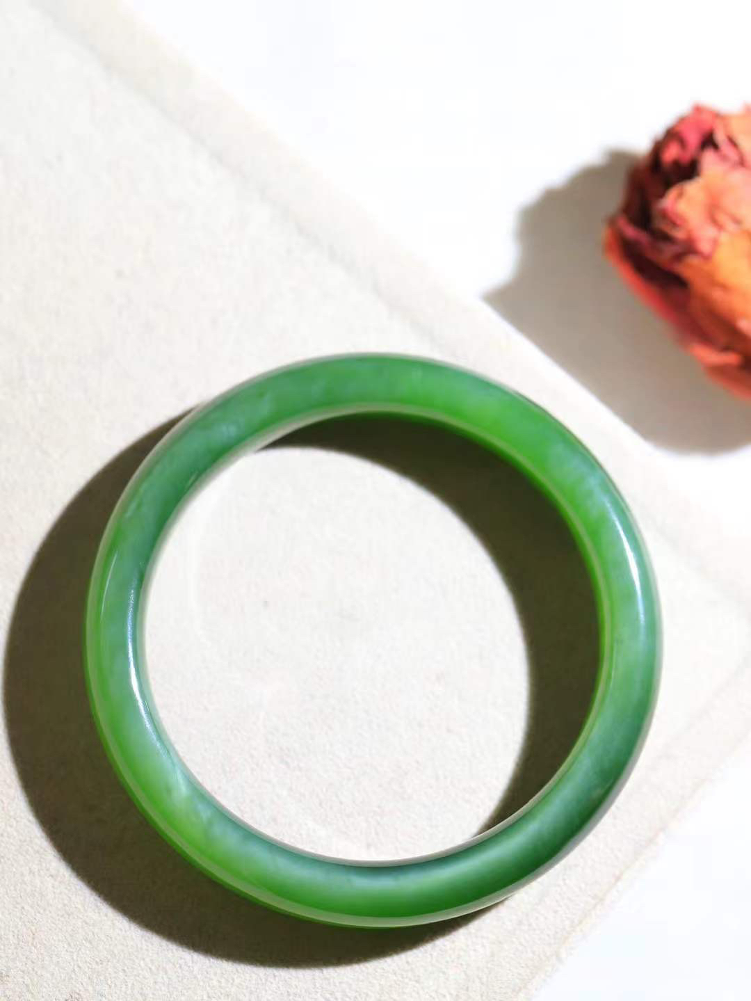 【碧波流转·手镯】

精品和田玉碧玉手镯，玉质细腻温润，手感舒适，️线条流畅，简约大气，美自天成，佩戴于腕间，婉约之美，举手投足间透出那份低调奢华，醉人心扉。
重47克 内径圈口57mm尺寸11.2-8.5mm  FDA-1325308