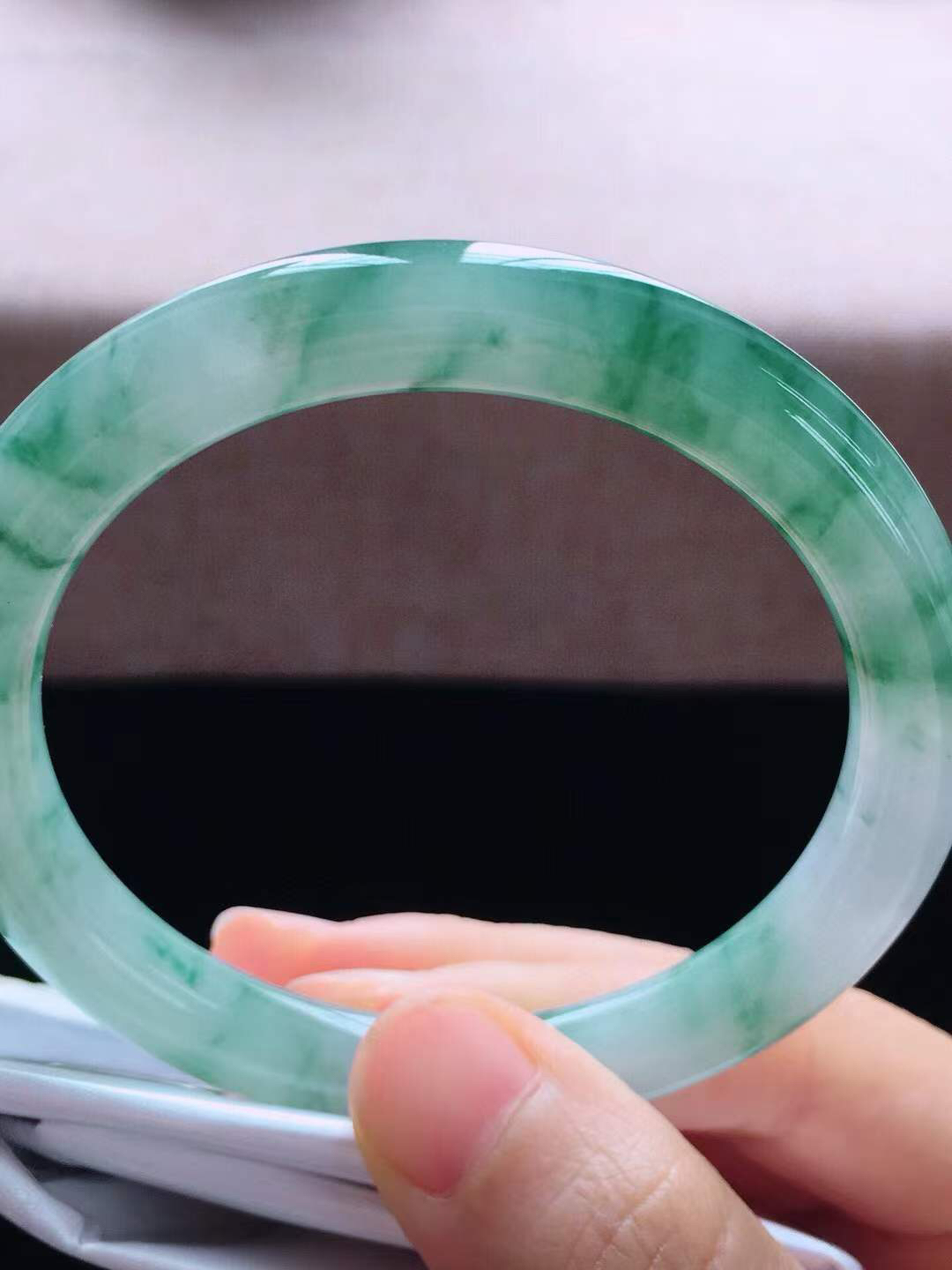 【翡翠名称】老种冰飘花56.6圈口圆条手镯
【翡翠尺寸】56.6*8.8*8.8mm适合57-59正圈口佩戴
【翡翠描述】宝贝种老水足，玉质细腻，色泽靓丽，性价比高，佩戴效果好！
【其它赠送】权威证书/精美挂绳盒子/支持全国复检