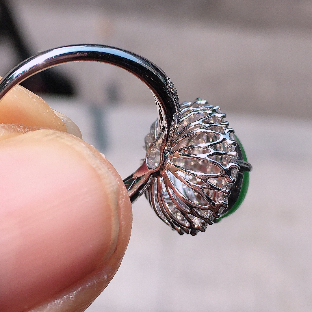 阳绿蛋面戒指，色泽均匀艳丽，玉质细腻，荧光感超
强，饱满圆润，尽显优雅气质，18k
金豪华镶嵌