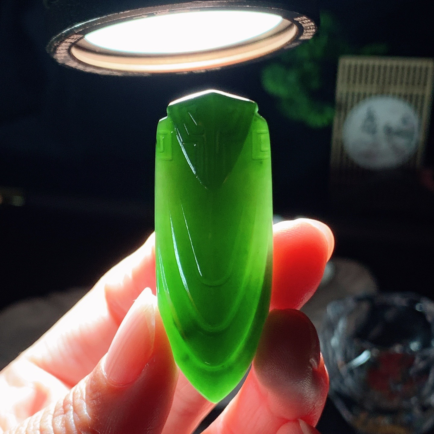 和田玉菠菜绿俄罗斯碧玉降魔杵挂件！尺寸51/19/7重13克 玉质细腻油润 底色纯净 脂粉好，品质好！lt260314