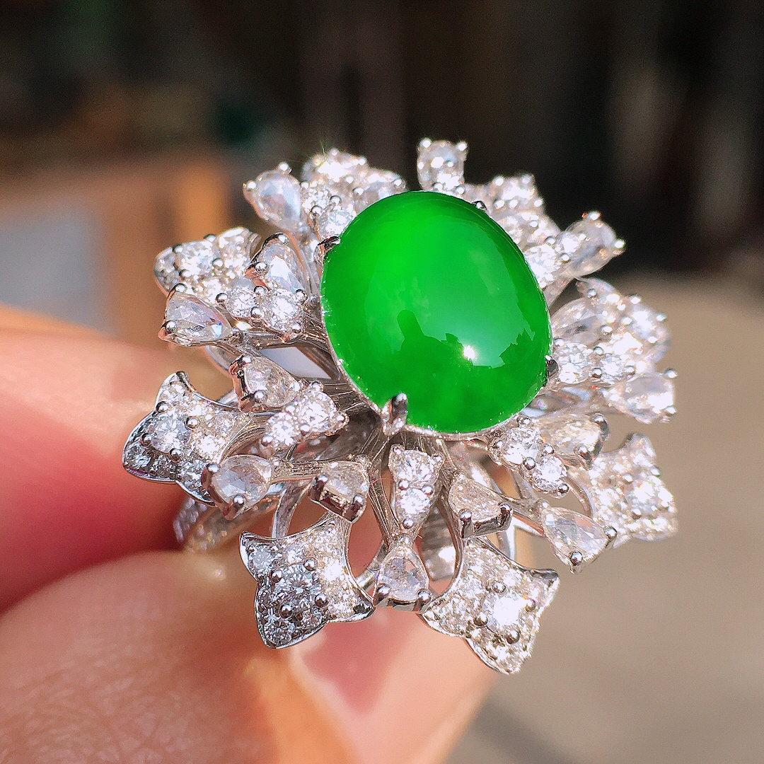 阳绿蛋面戒指/胸针/吊坠三用款，色泽均匀艳丽，玉质细腻，荧光感超
强，饱满圆润，尽显优雅气质，18k