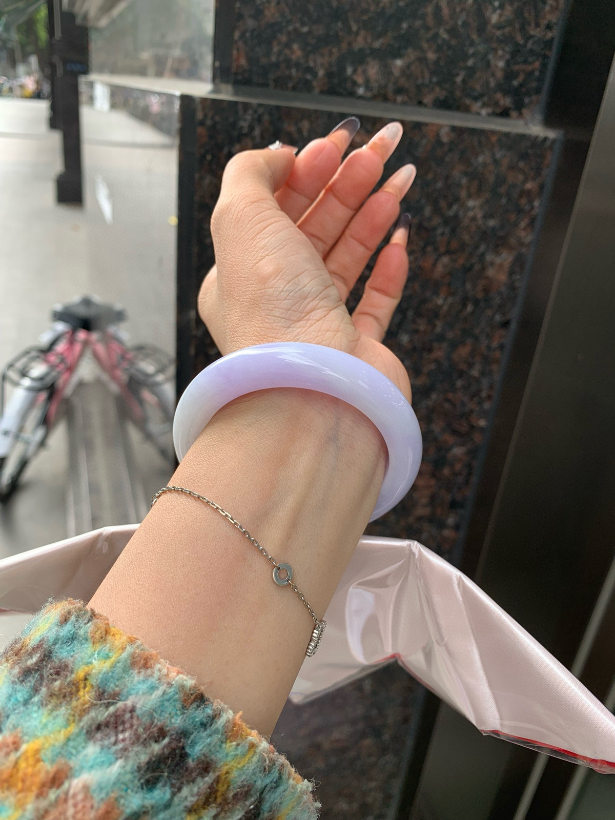 春彩正圈
52-53都能戴
半圈浅绿碰上梦幻般的春，像是融化了的春天，半山半水，一镯两戴，所有的美好交织在一起，让人心生宁静而淡淡的欢喜～