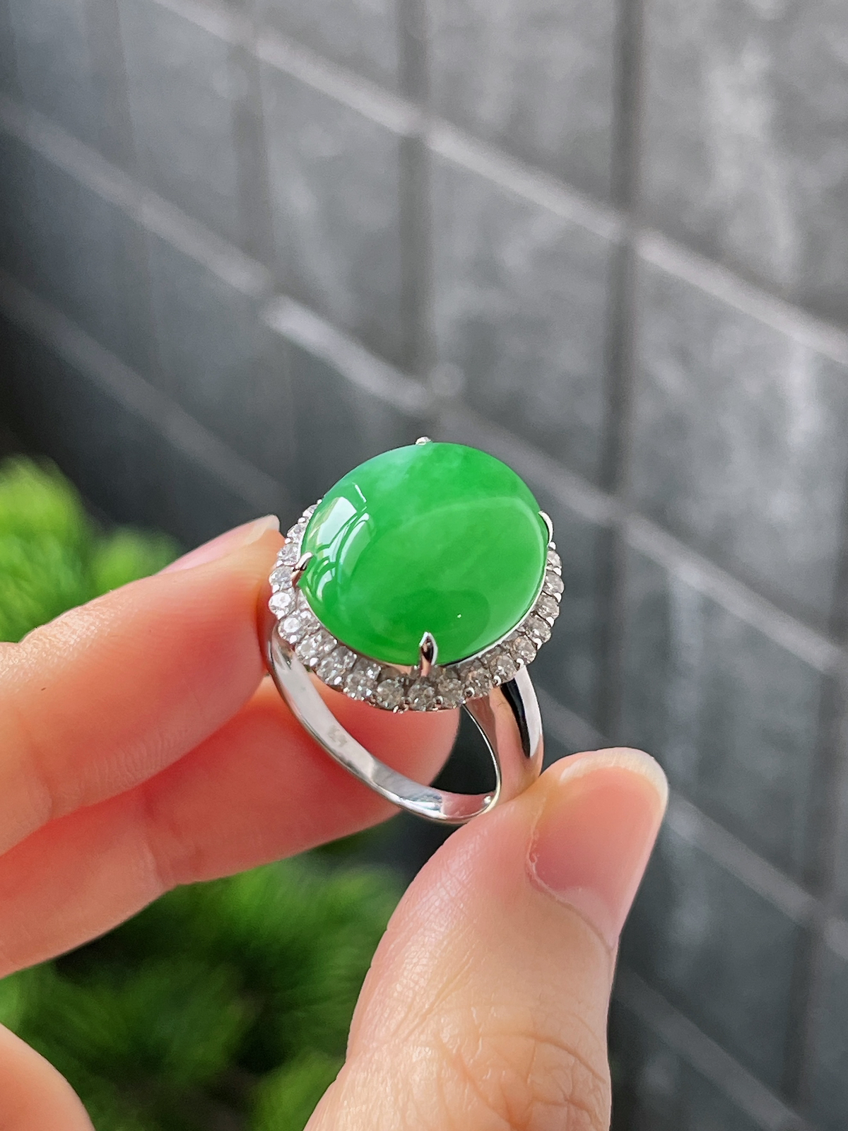 18k翡翠冰糯绿色大蛋面戒指