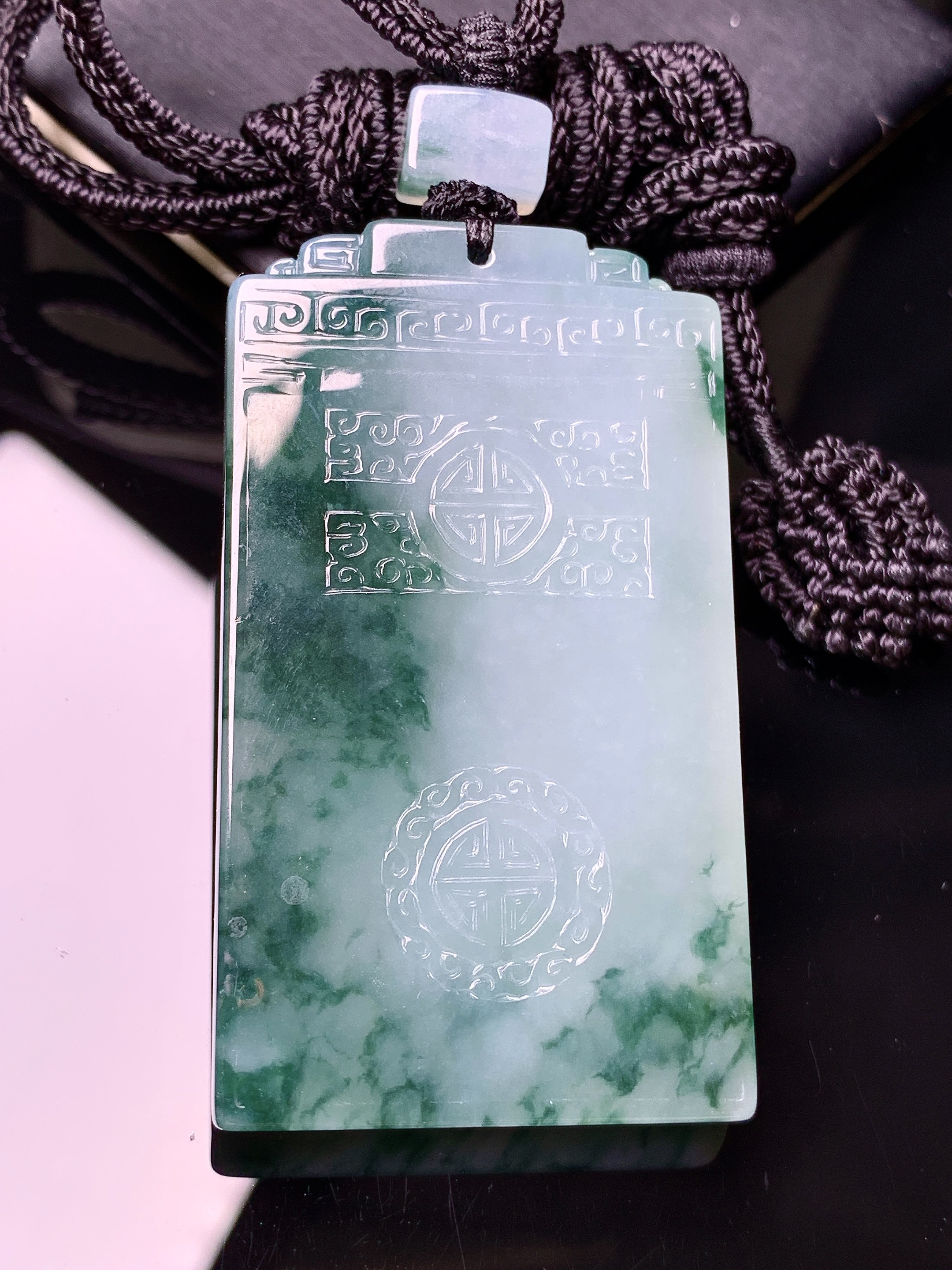 飘绿无事牌吊坠 玉质细腻 色泽艳丽清新 水润亮眼 整体尺寸54.3*30.7*5.8L1