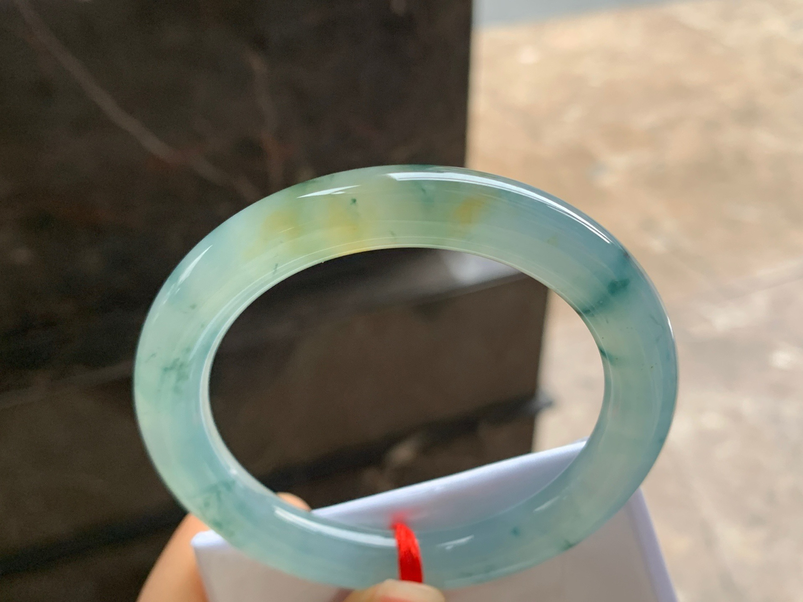 56-10

冰黄飘花圆条手镯^_^水润