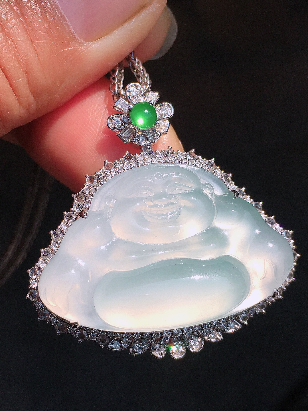 冰种佛公吊坠，玉质细腻，荧光感超
强，饱满圆润，尽显优雅气质，18k
金豪华镶嵌