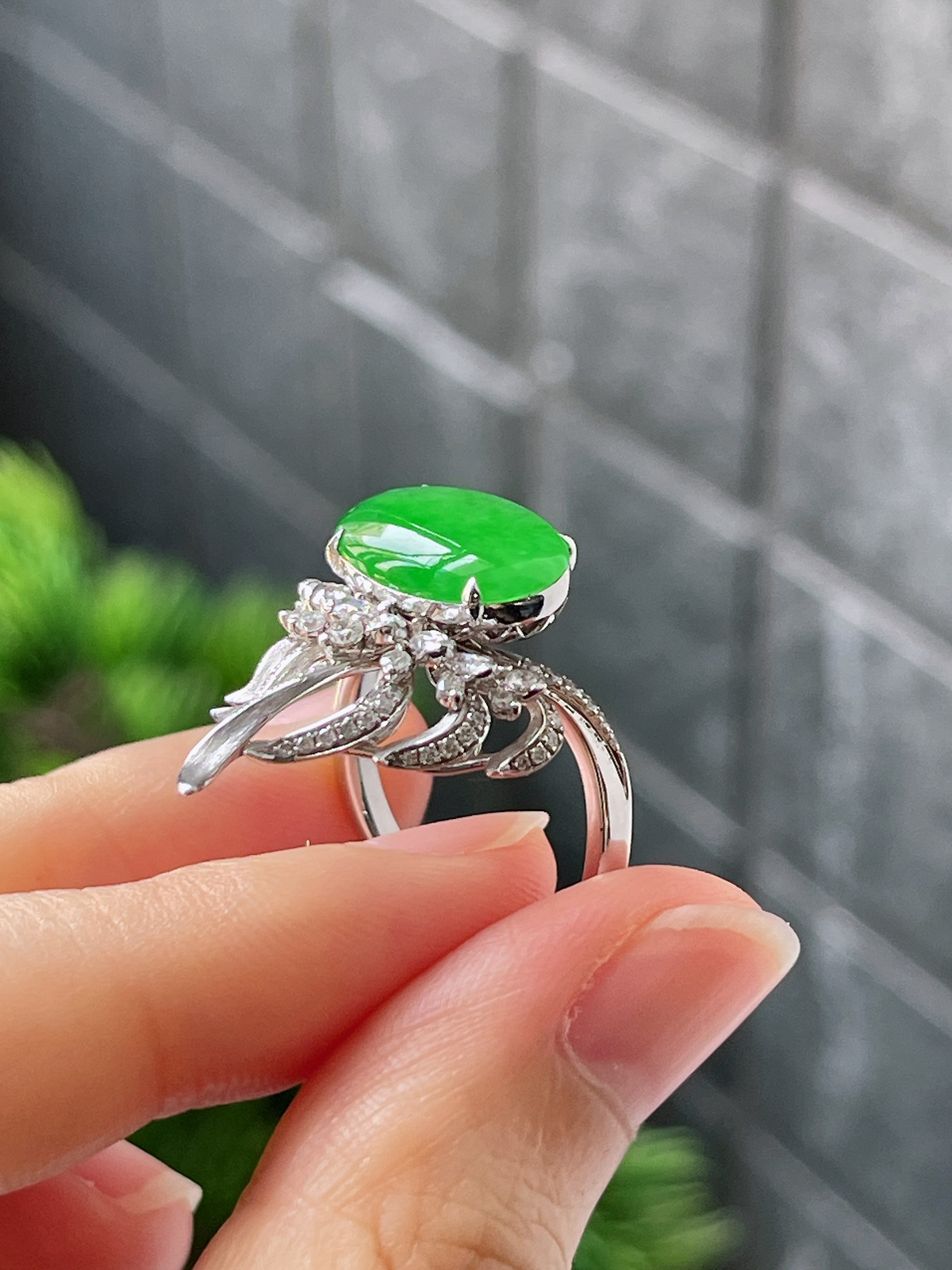18k翡翠冰糯绿色熊熊火焰特色大蛋面戒指