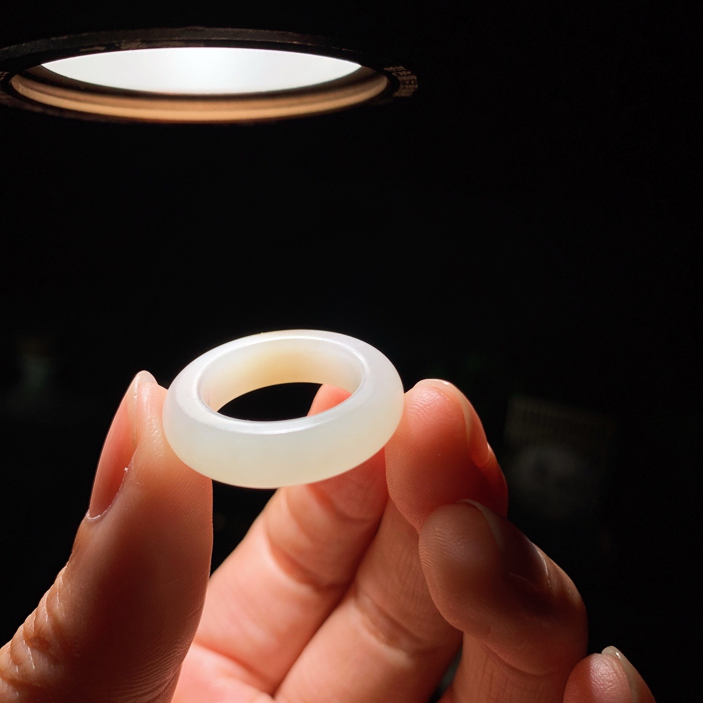 新疆和田玉且末糖戒指 内径16尺寸6/4重4.5克。玉质细腻油润。手推出油。佩戴高端典雅。lt260313