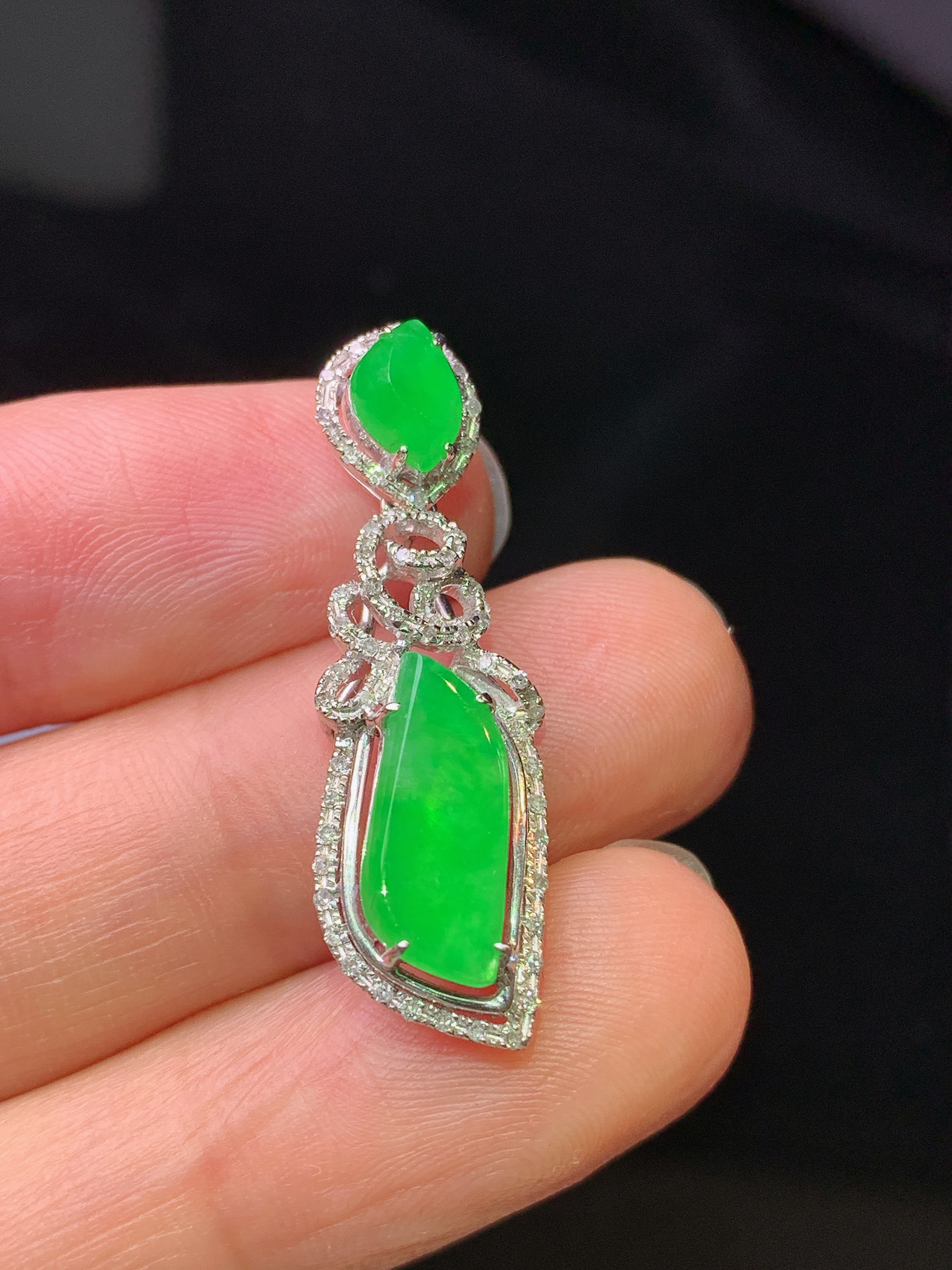 18k金钻镶嵌翠绿随形吊坠 玉质细腻 色泽艳丽清新 水润亮眼 整体尺寸31.6*9.6*6.2z1