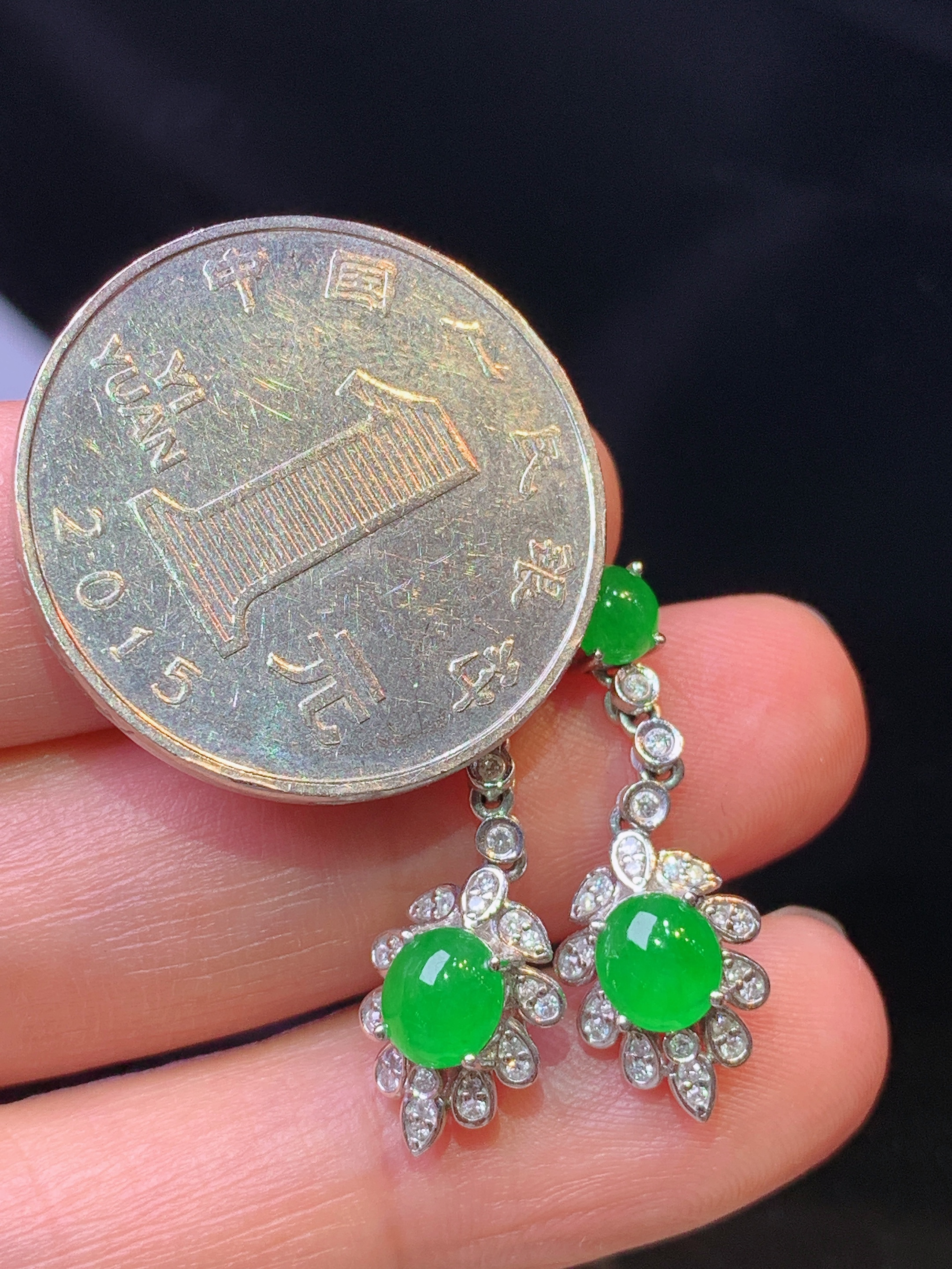 18k金钻镶嵌满绿蛋面耳坠 玉质细腻 色泽艳丽清新 水润亮眼 整体尺寸25.3*8.8*6L2