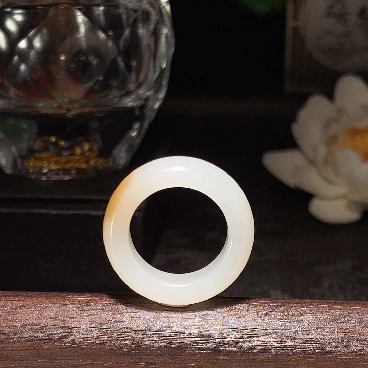 新疆和田玉且末糖戒指 内径16尺寸6/4重4.5克。玉质细腻油润。手推出油。佩戴高端典雅。lt260313